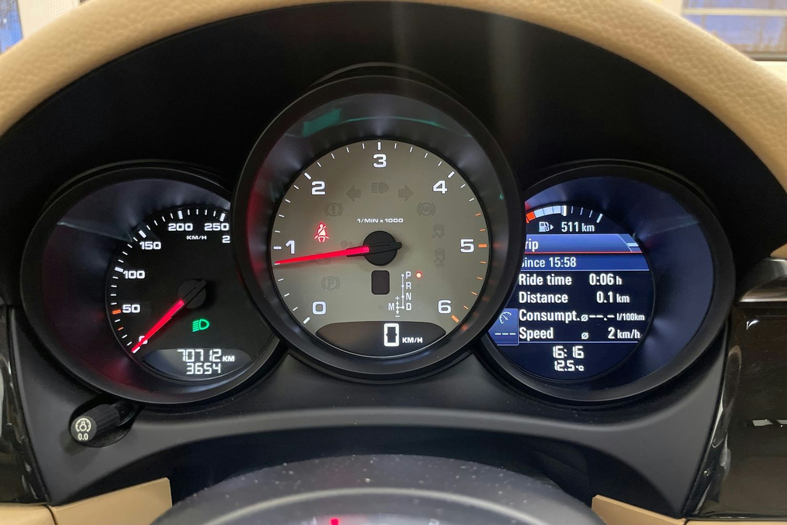 valkoinen Porsche Macan 2015 kuva 13.