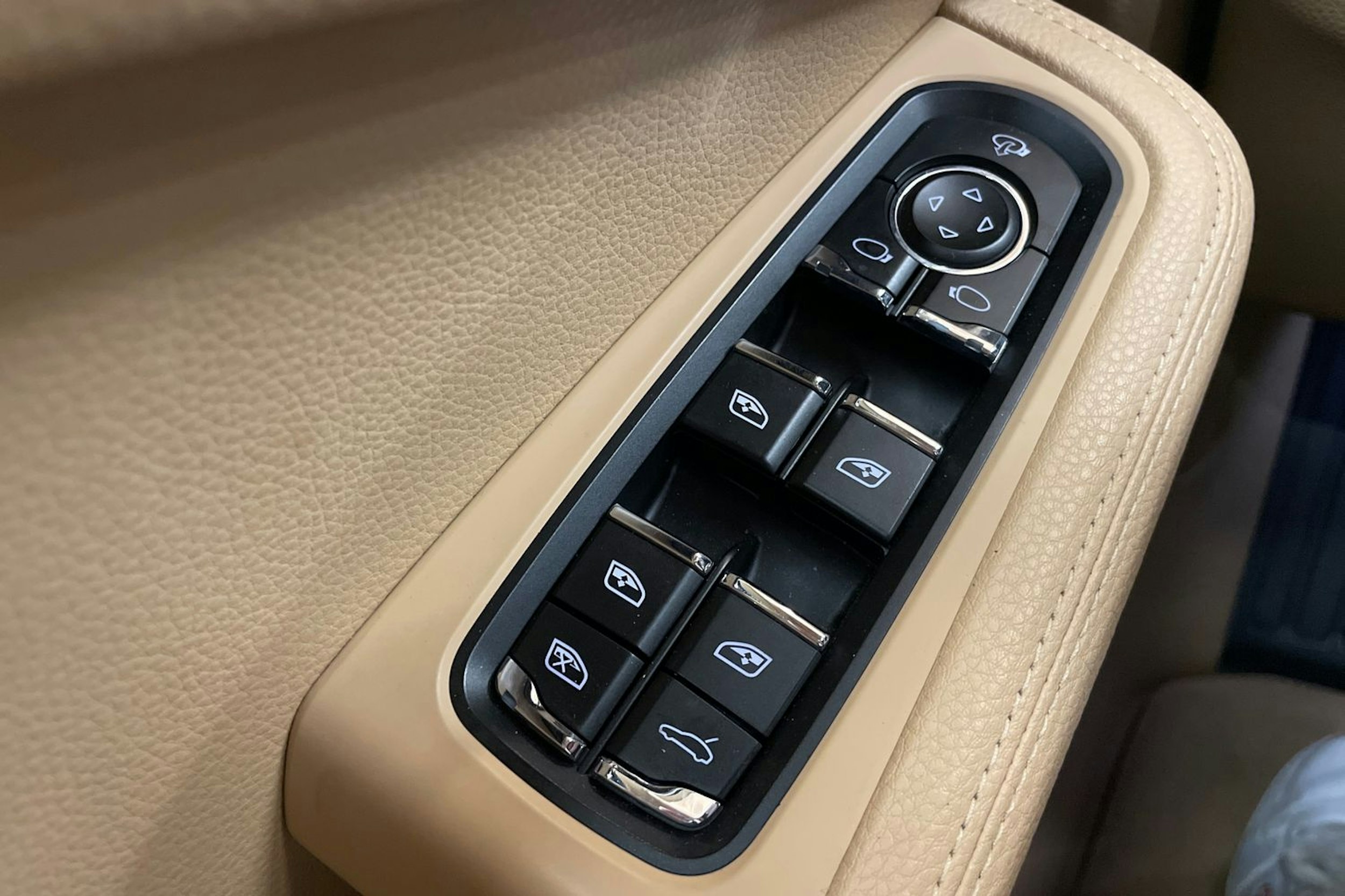 valkoinen Porsche Macan 2015 kuva 23.