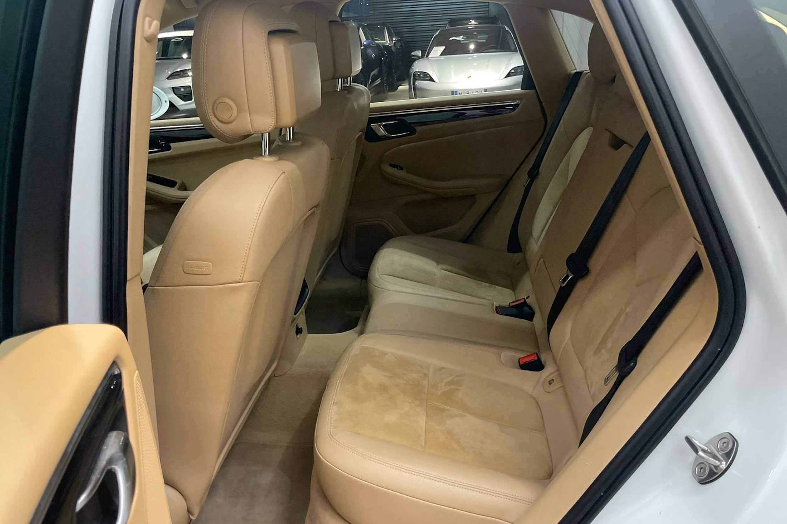 valkoinen Porsche Macan 2015 kuva 25.