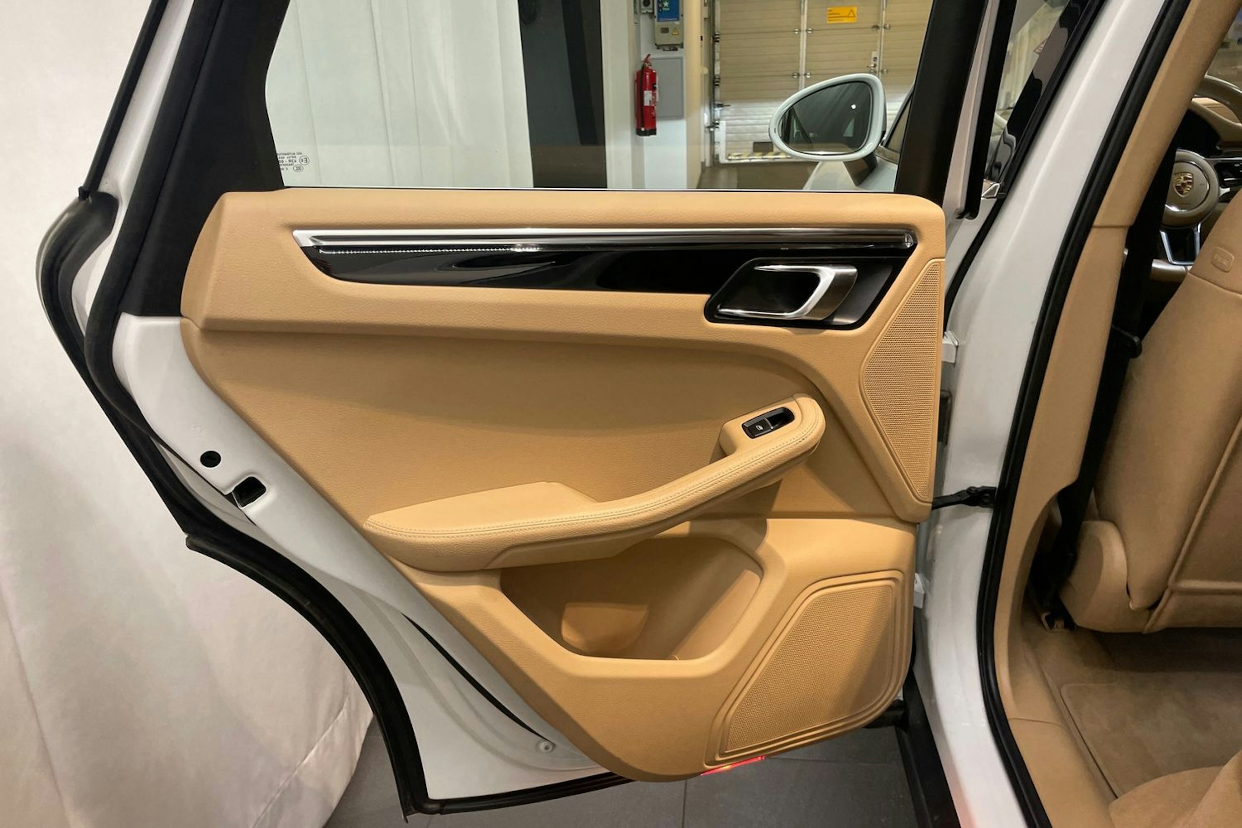 valkoinen Porsche Macan 2015 kuva 28.