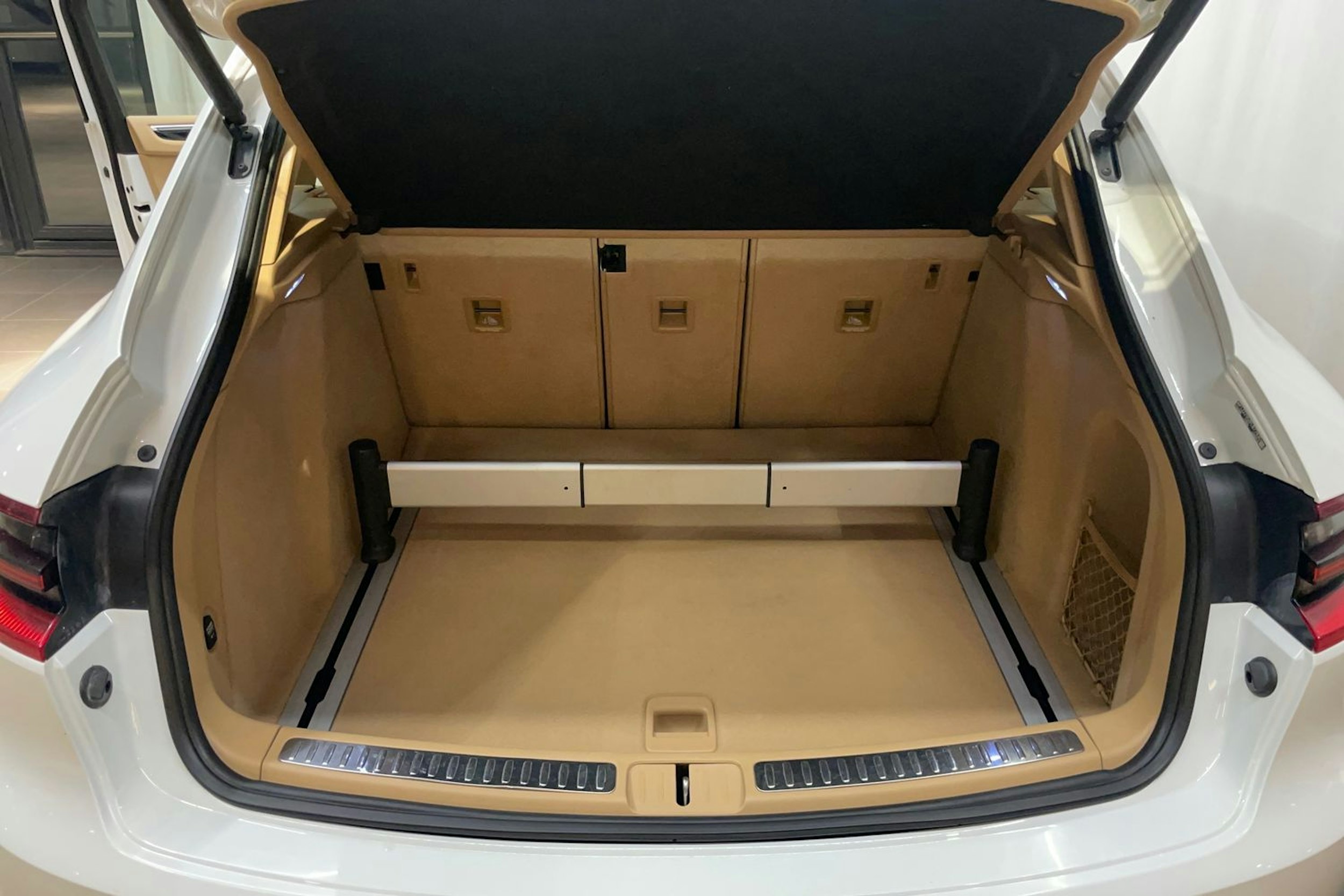 valkoinen Porsche Macan 2015 kuva 31.