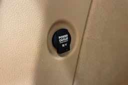 valkoinen Porsche Macan 2015 kuva 32.