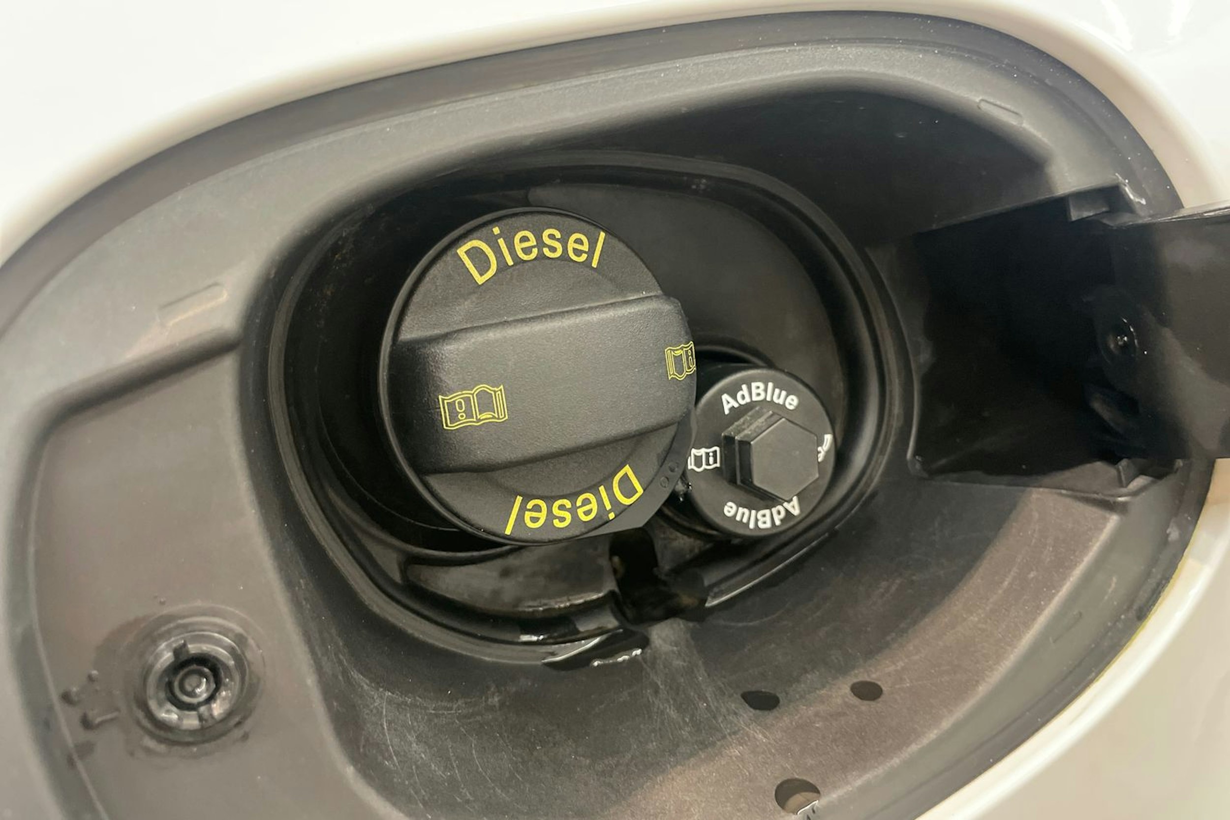 valkoinen Porsche Macan 2015 kuva 34.