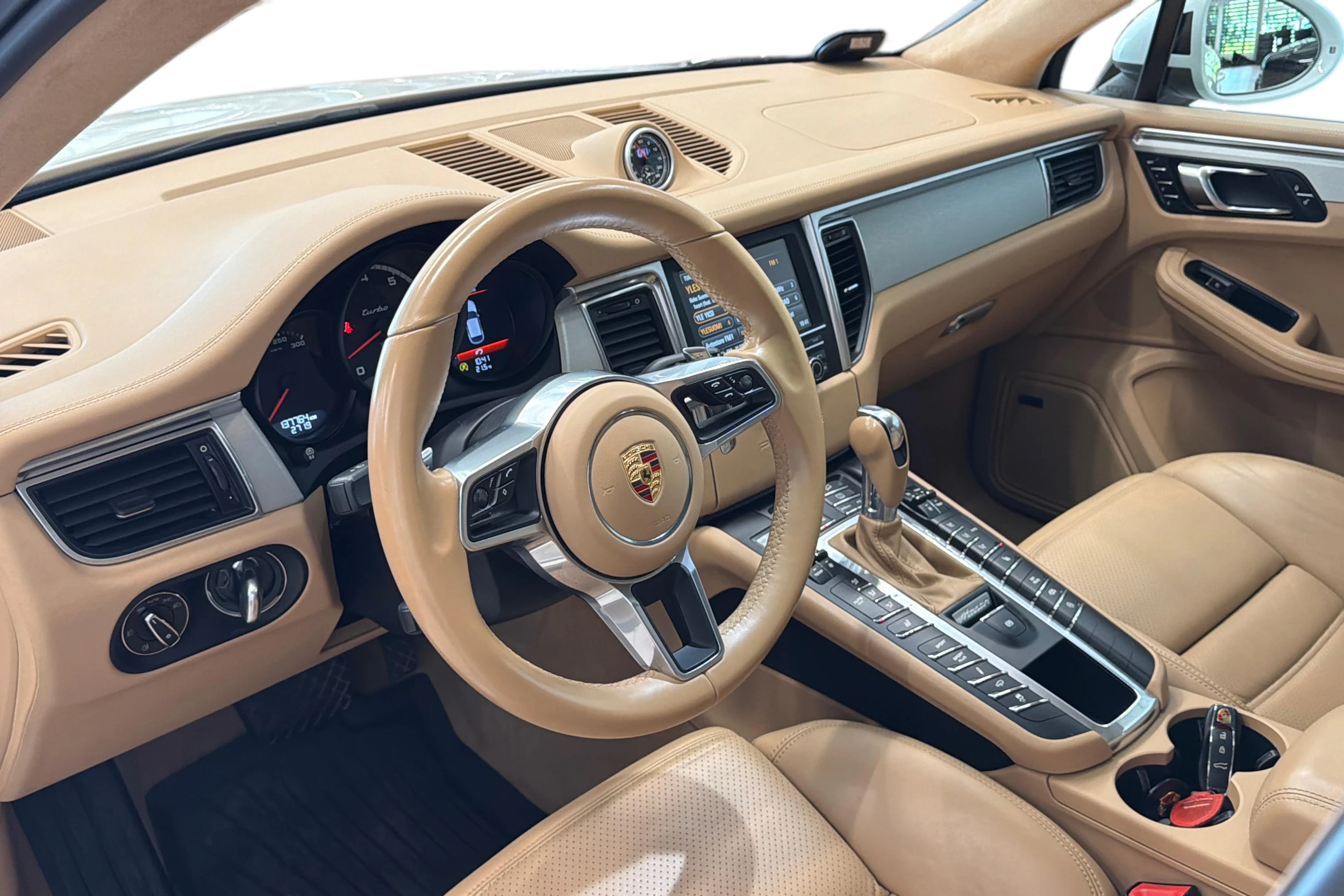 valkoinen Porsche Macan 2014 kuva 6.
