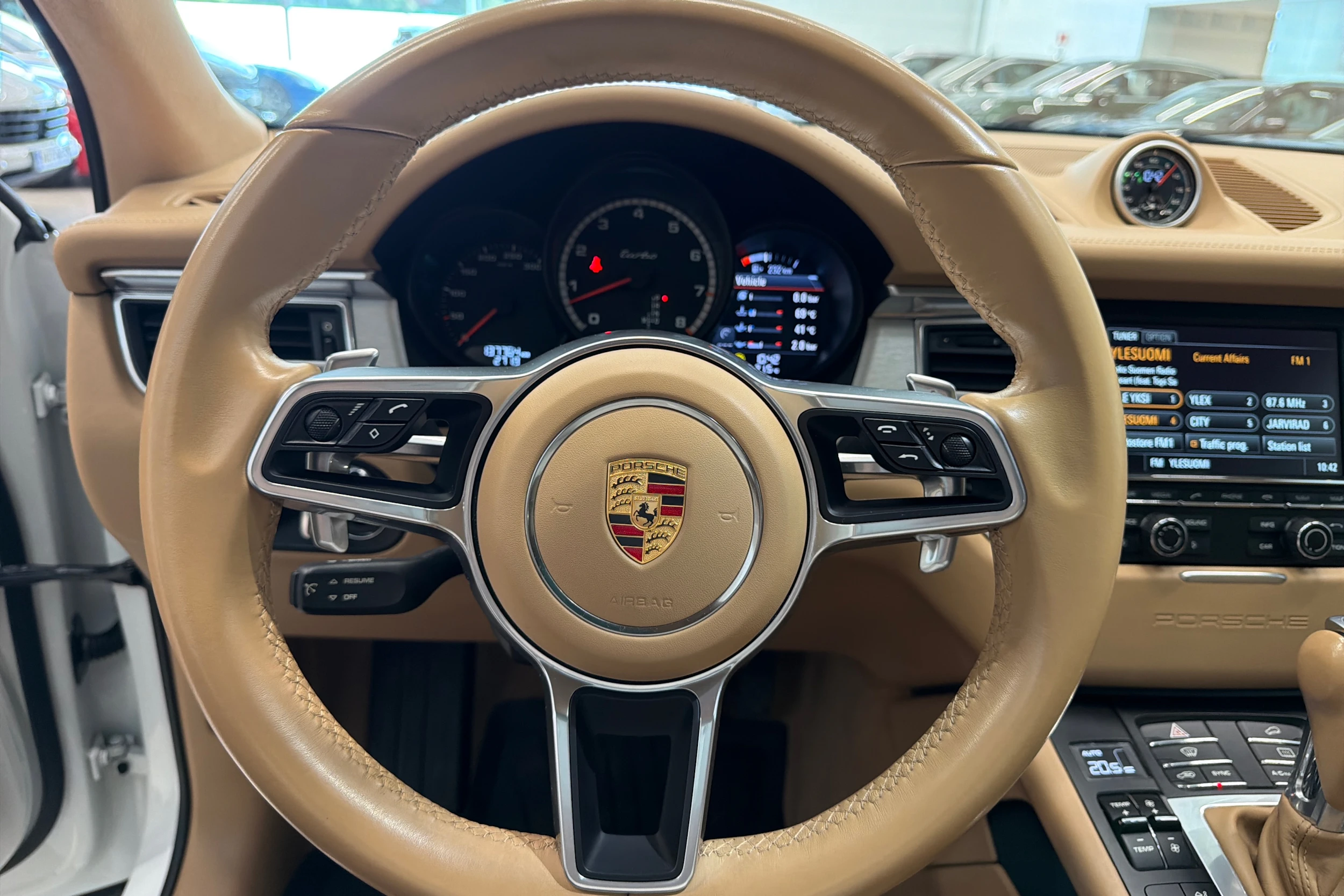 valkoinen Porsche Macan 2014 kuva 16.