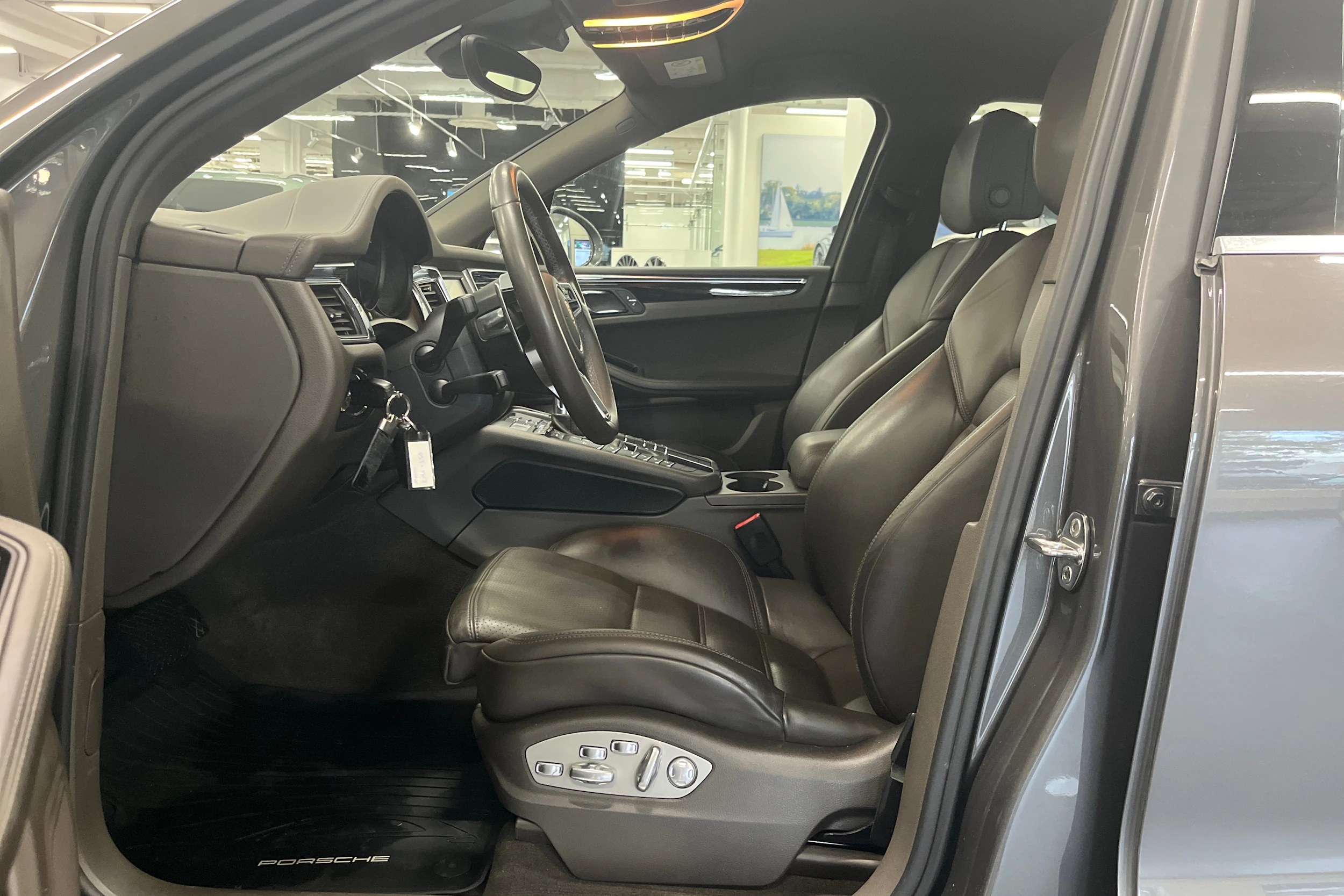 met. harmaa Porsche Macan 2015 kuva 11.