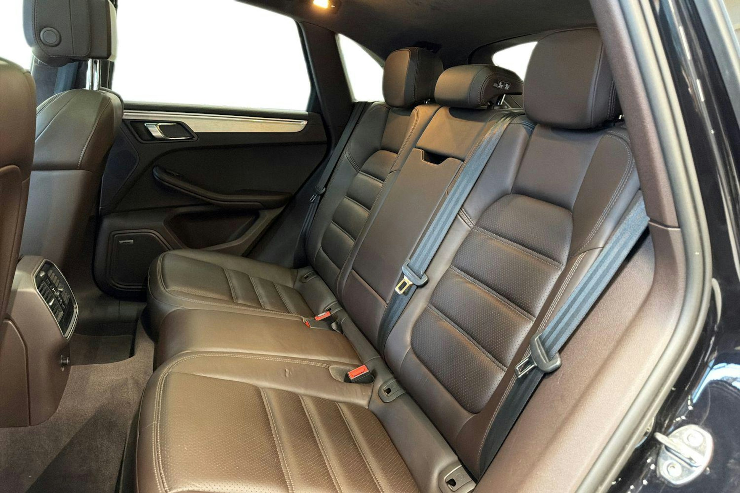 Musta Porsche Macan 2015 kuva 8.