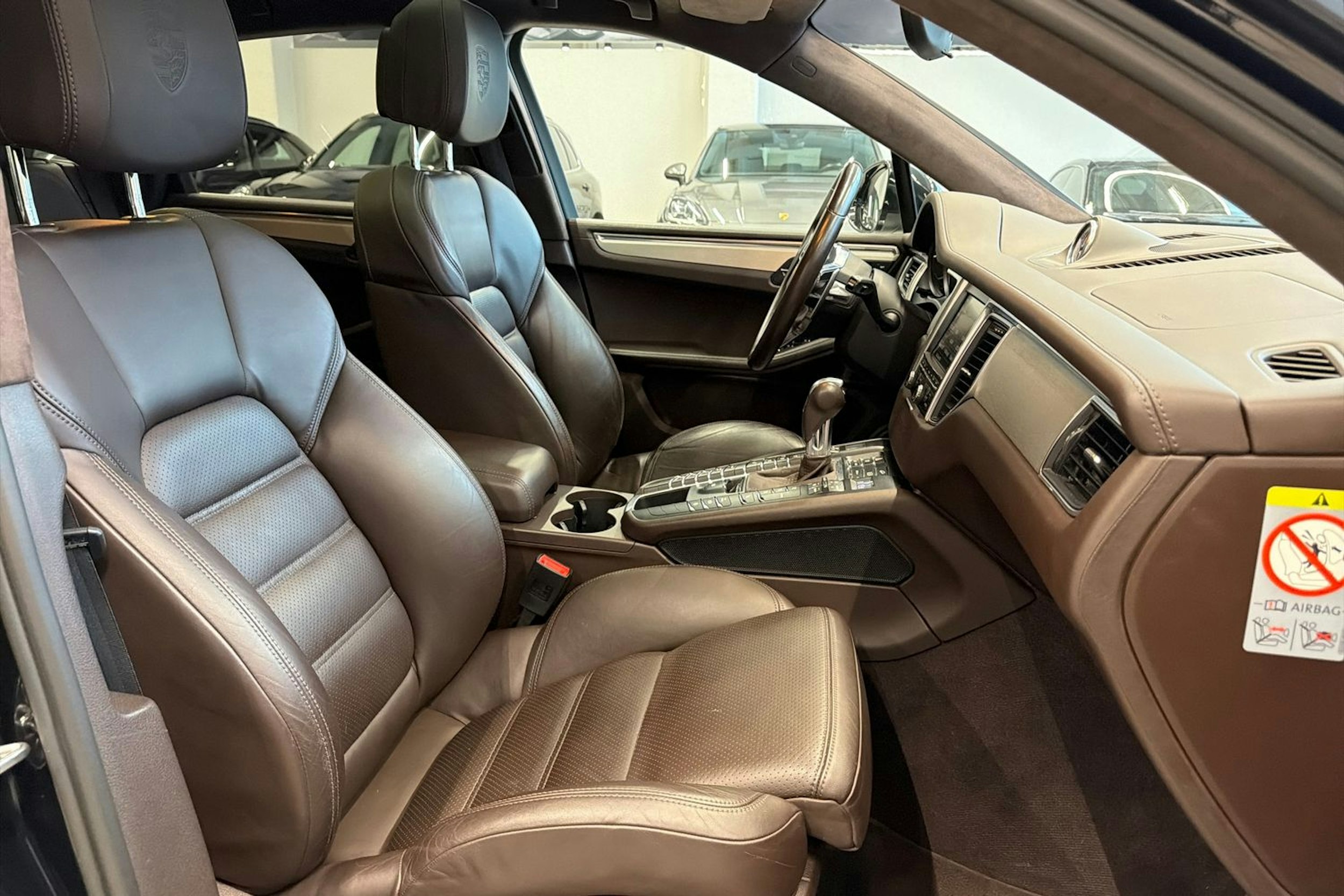 Musta Porsche Macan 2015 kuva 11.