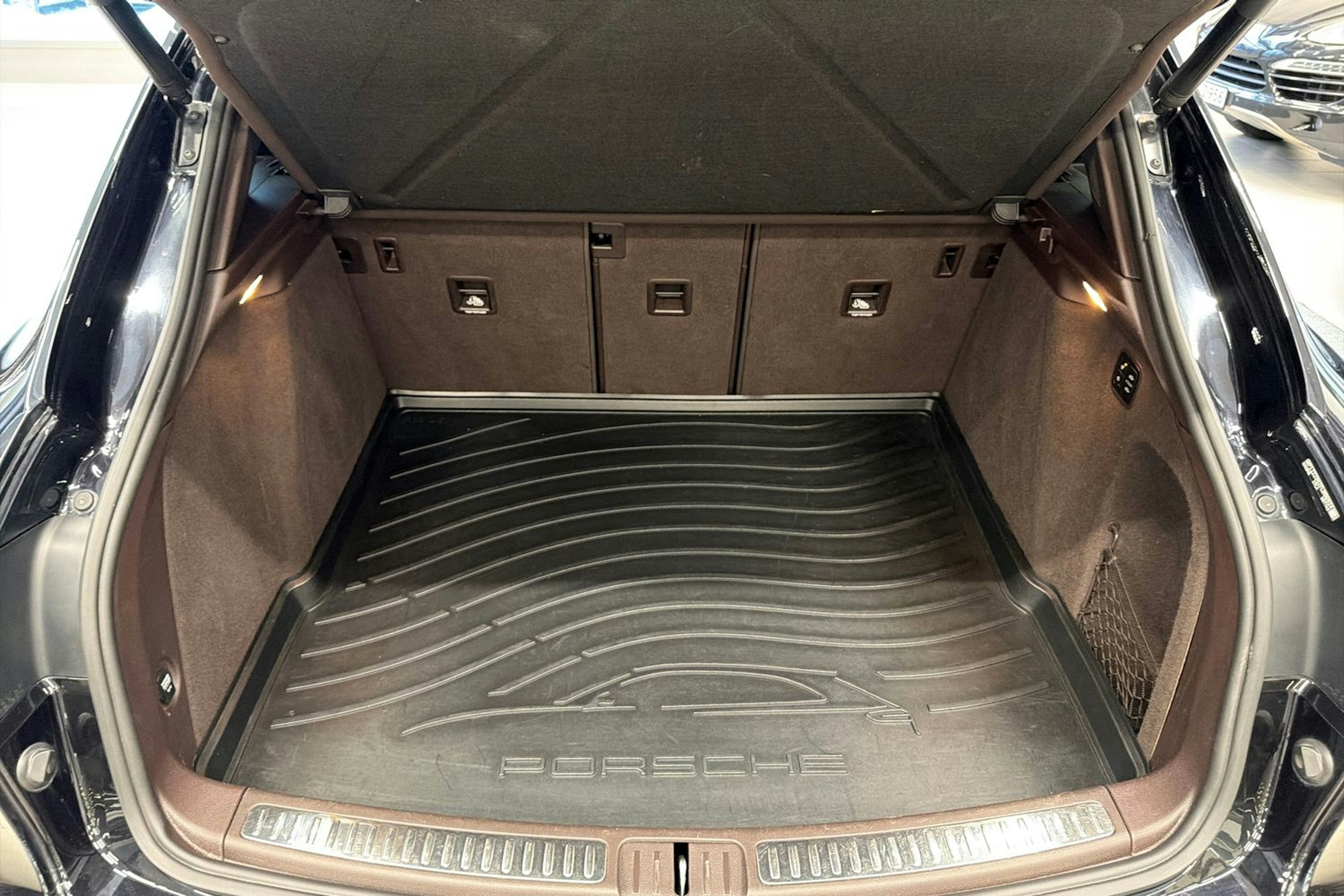 Musta Porsche Macan 2015 kuva 13.