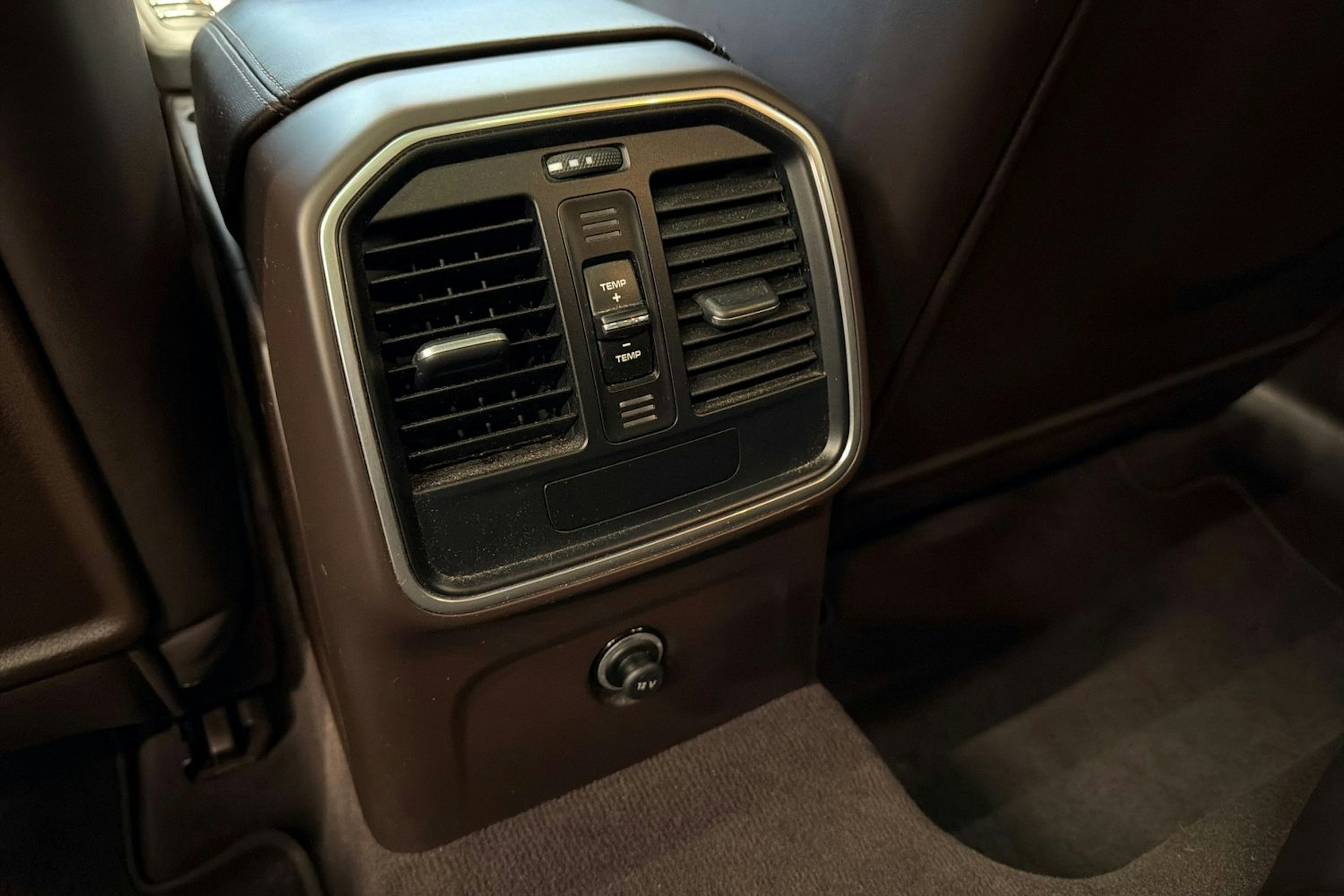 Musta Porsche Macan 2015 kuva 16.