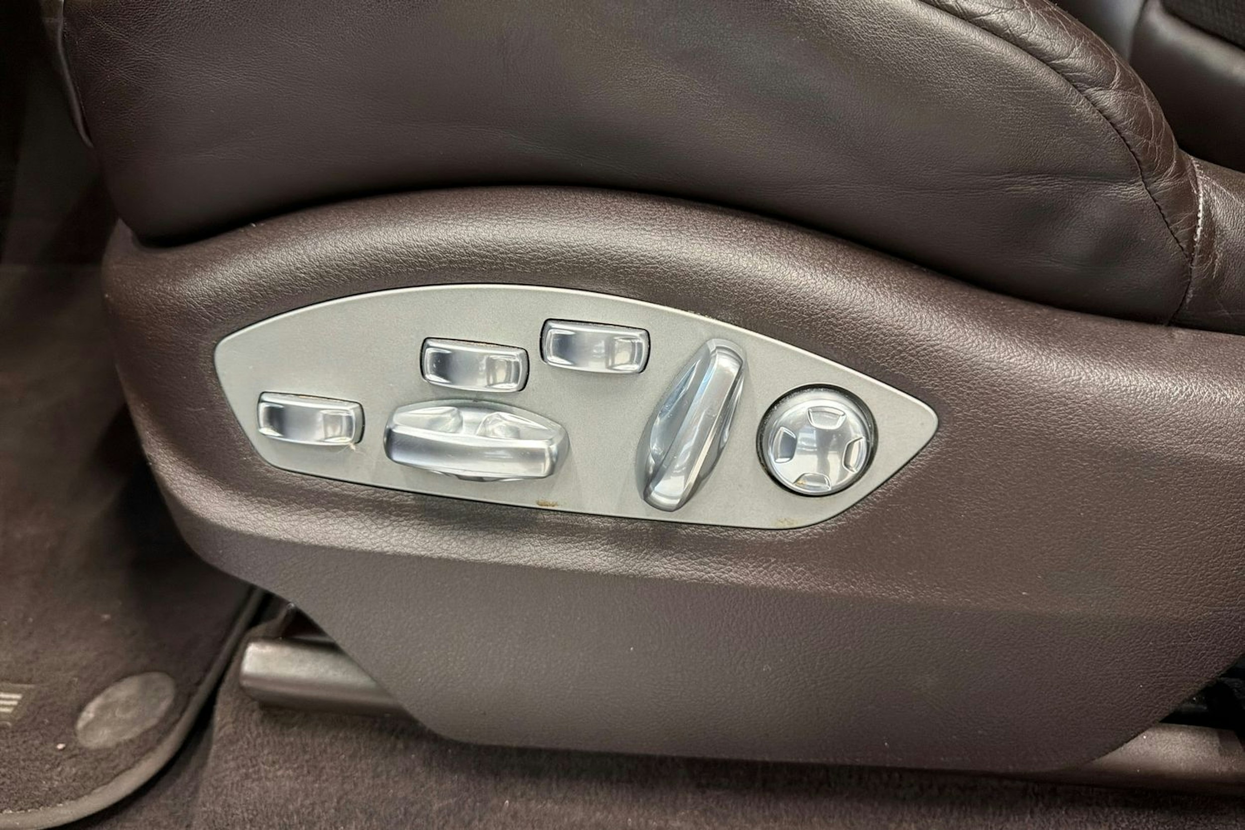 Musta Porsche Macan 2015 kuva 18.