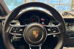 Musta Porsche Macan 2015 kuva 23.