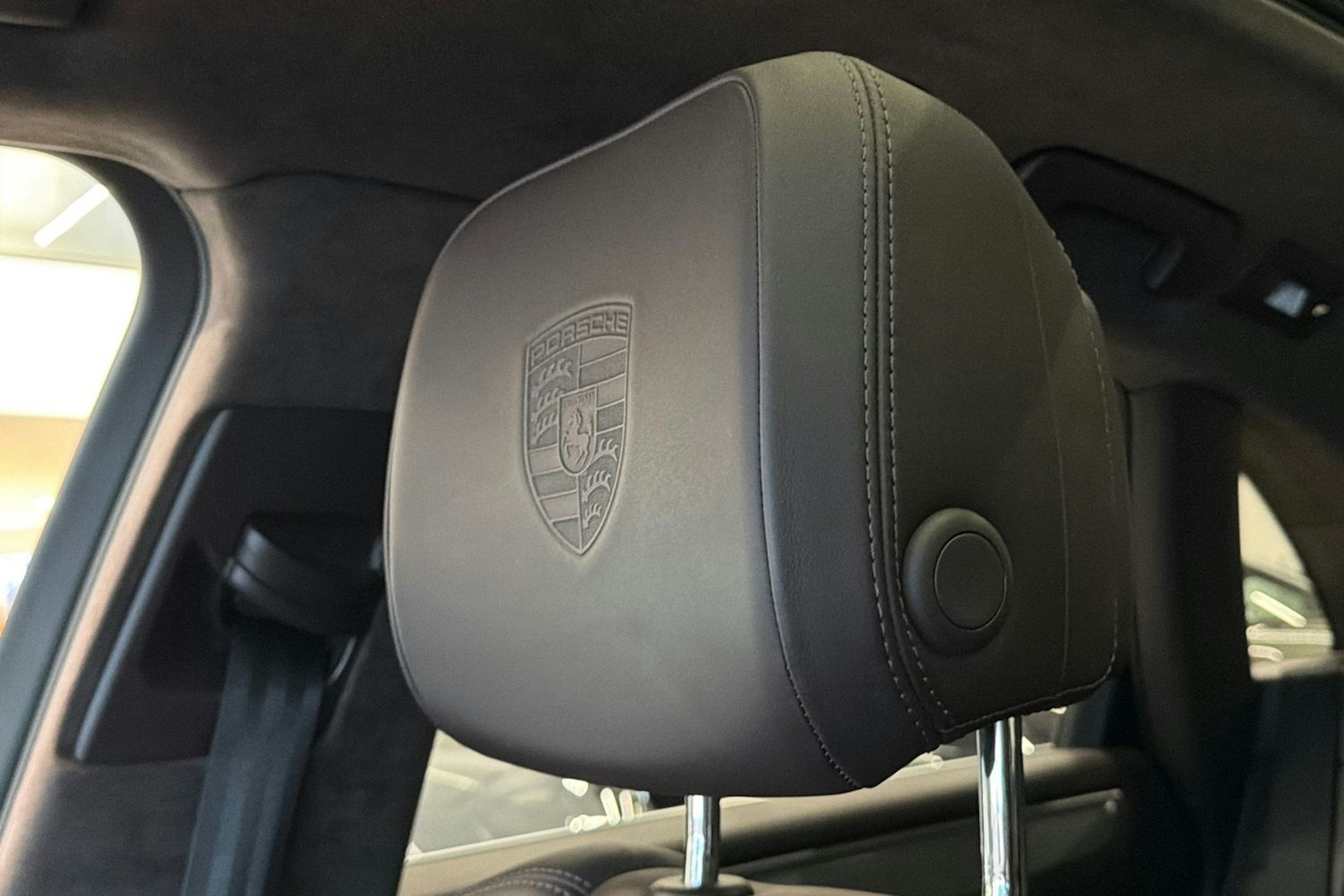 Musta Porsche Macan 2015 kuva 29.