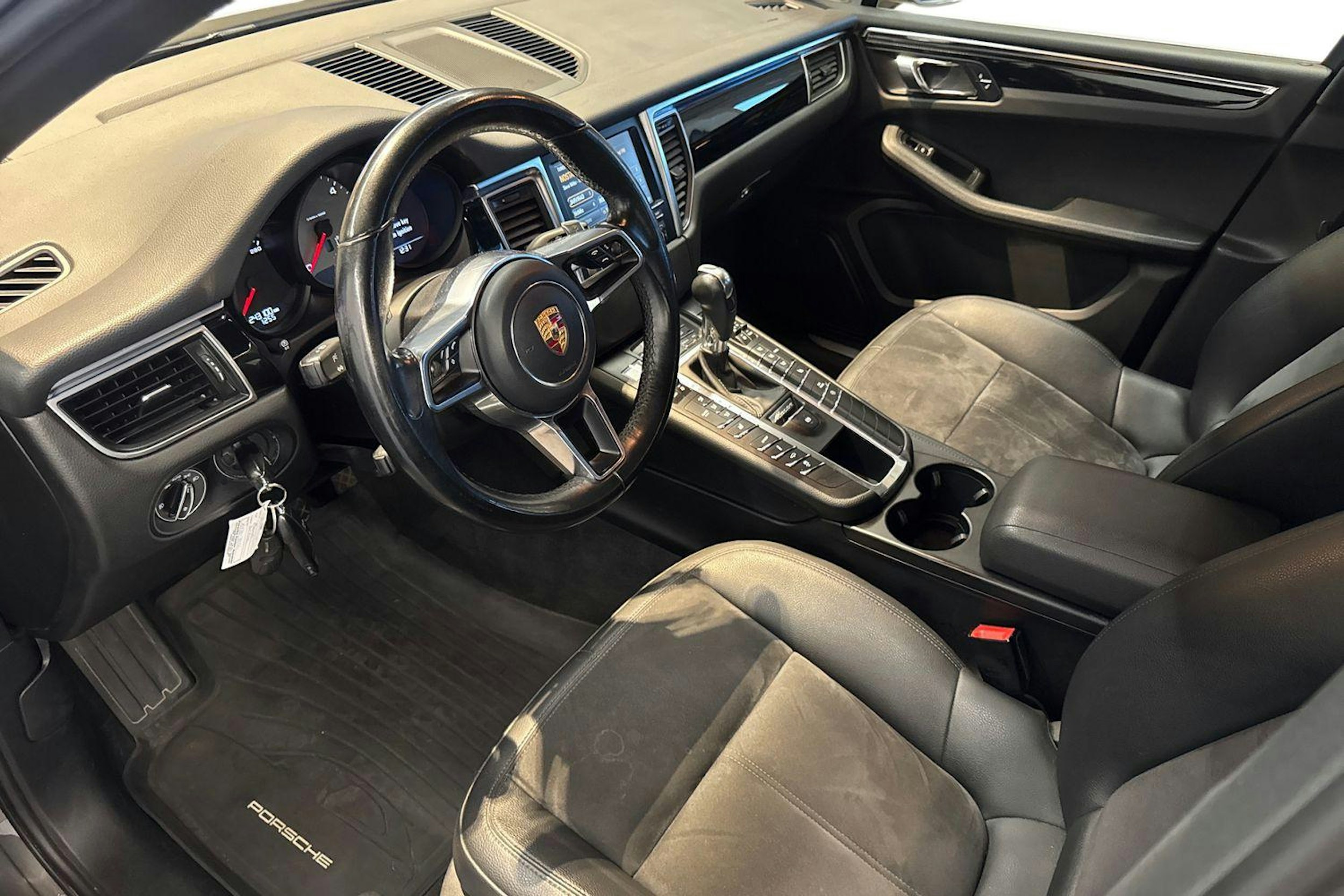Harmaa Porsche Macan 2015 kuva 6.
