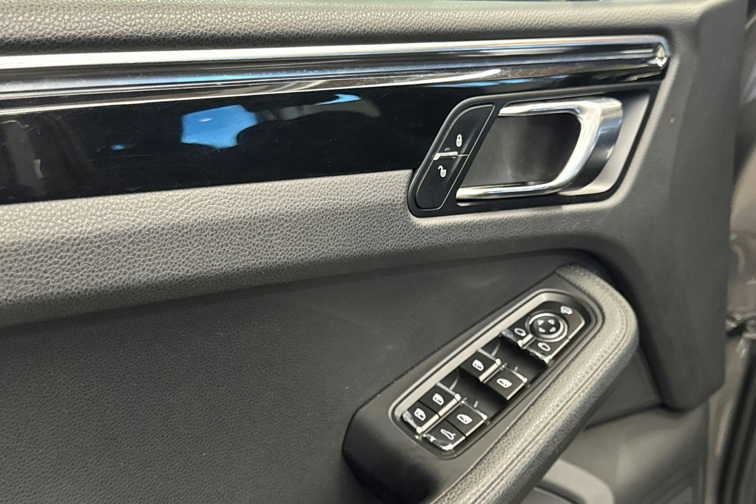 Harmaa Porsche Macan 2015 kuva 10.