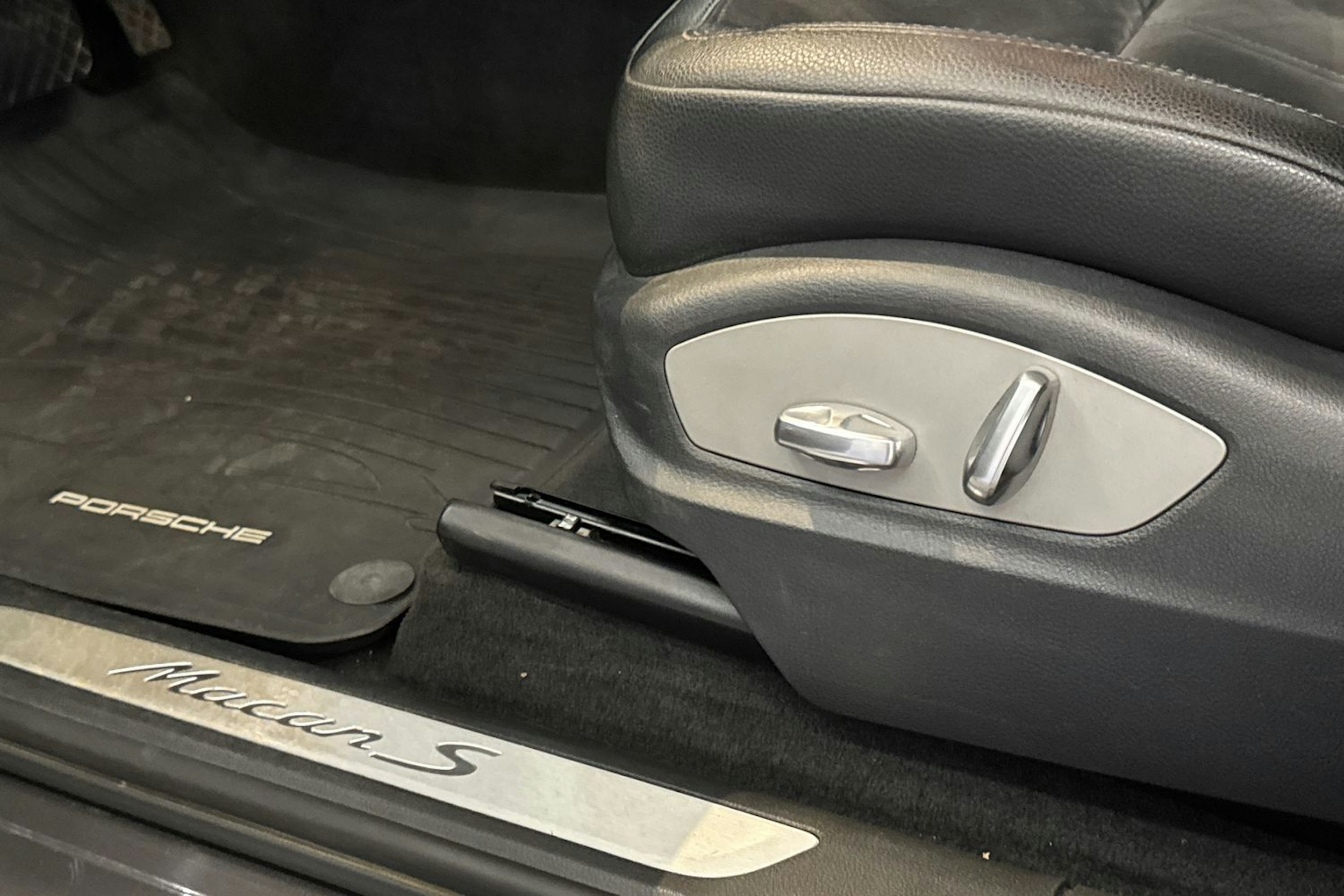 Harmaa Porsche Macan 2015 kuva 12.