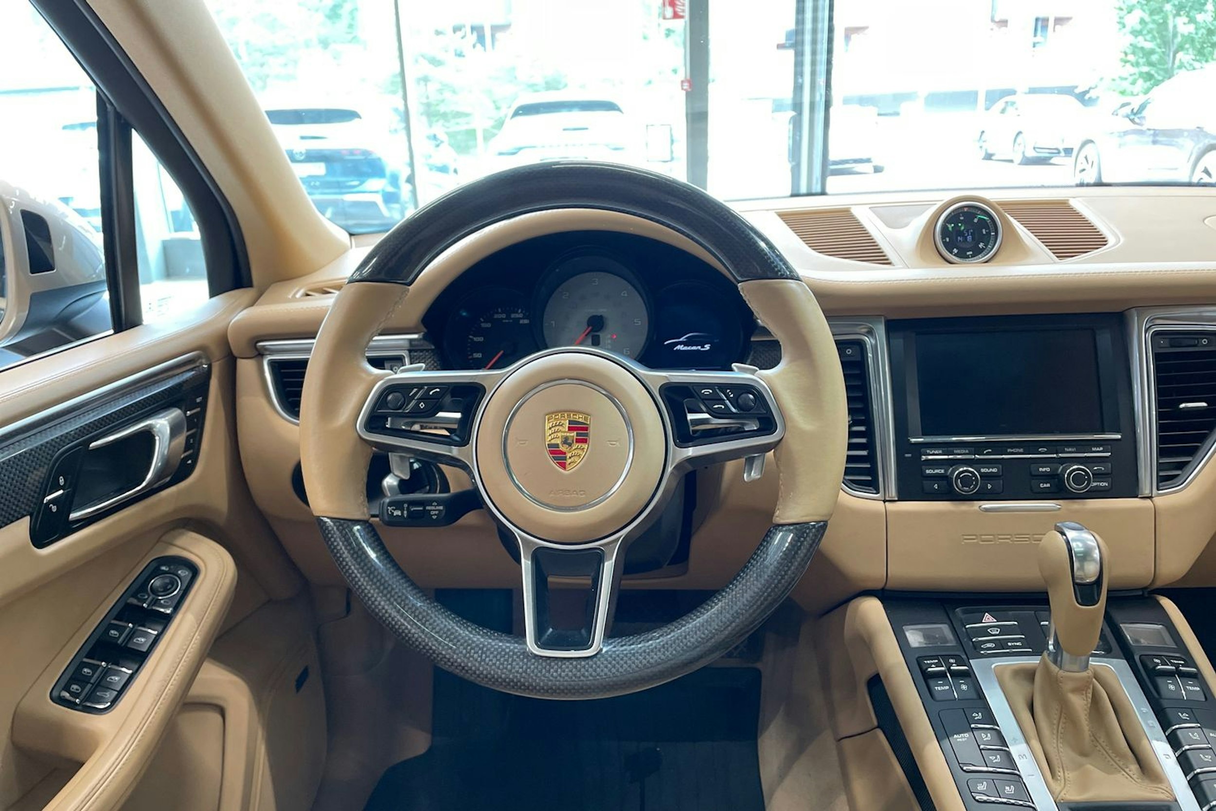 harmaa Porsche Macan 2015 kuva 10.