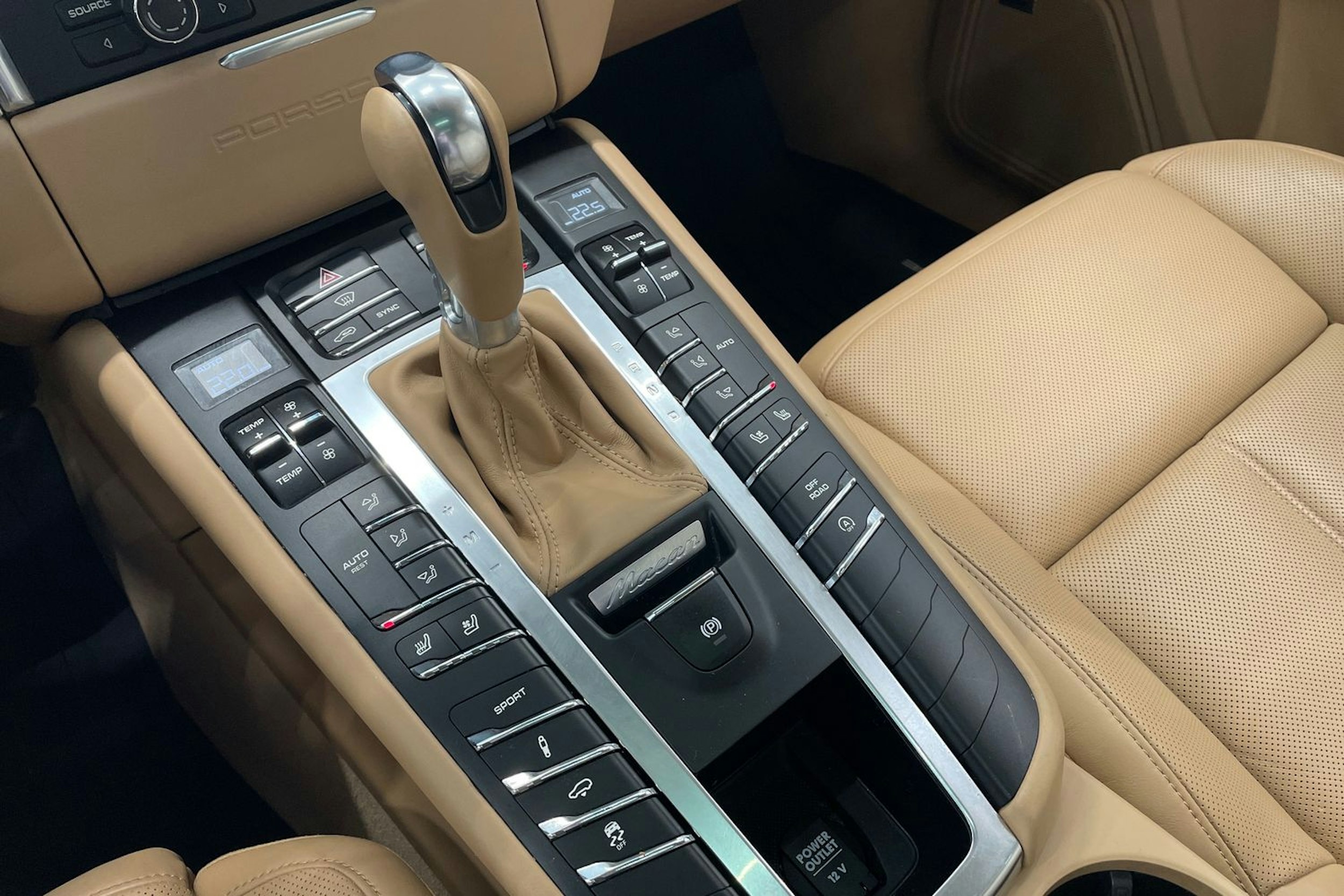harmaa Porsche Macan 2015 kuva 12.