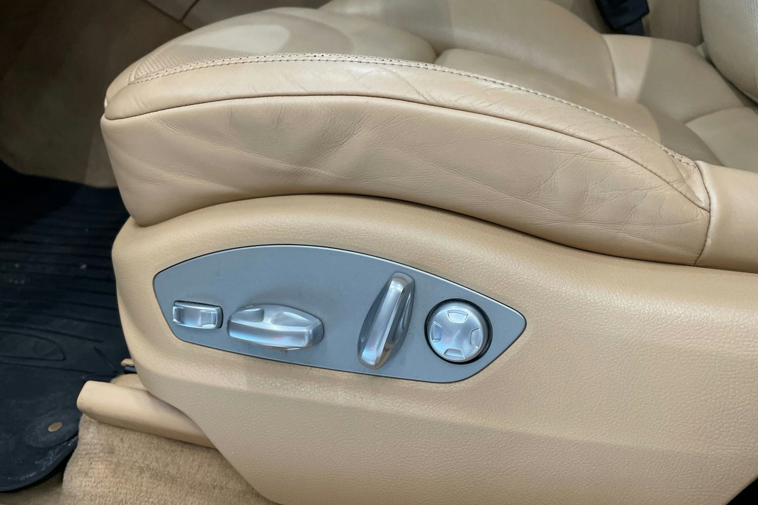 harmaa Porsche Macan 2015 kuva 18.