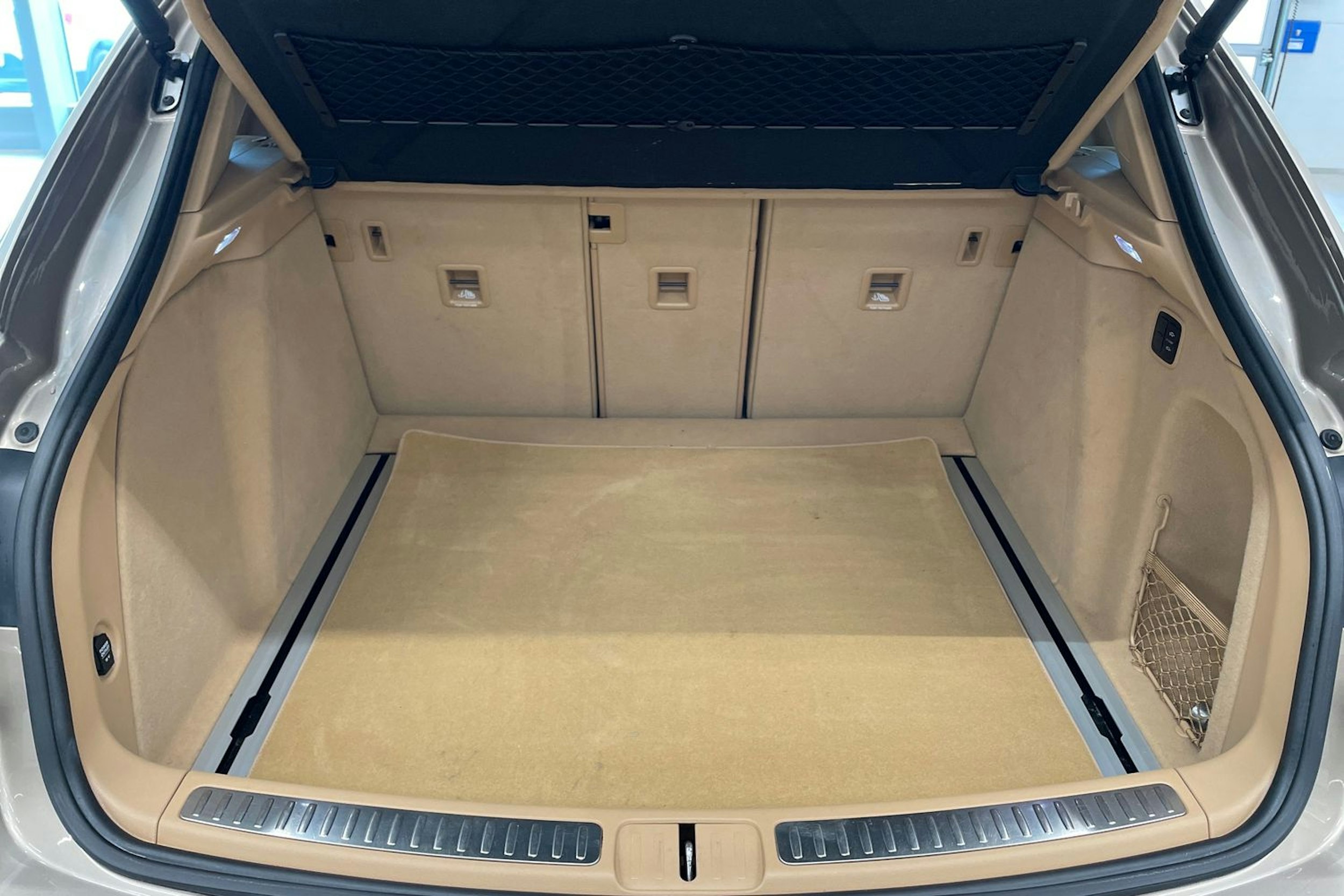 harmaa Porsche Macan 2015 kuva 23.