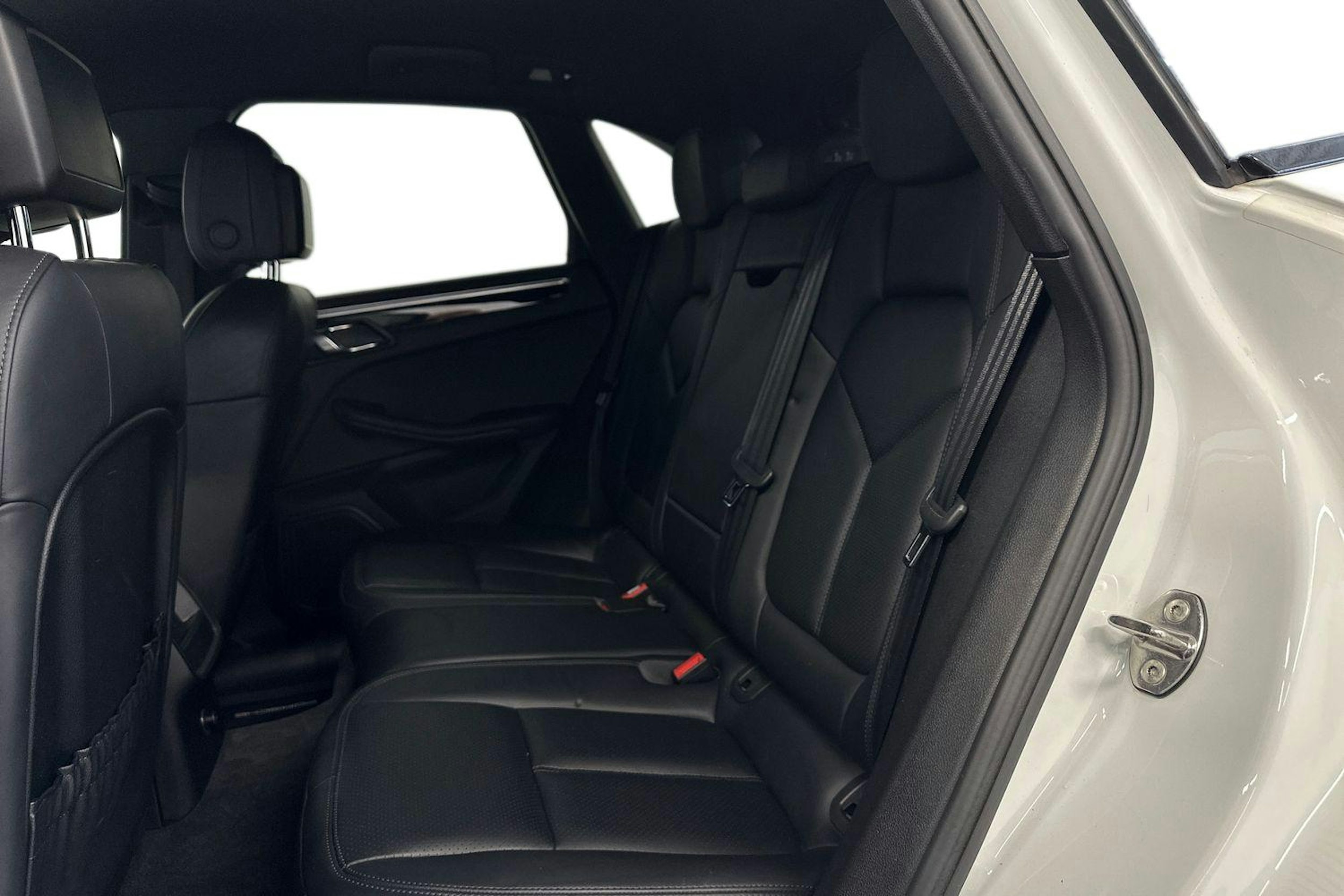 valkoinen Porsche Macan 2016 kuva 10.