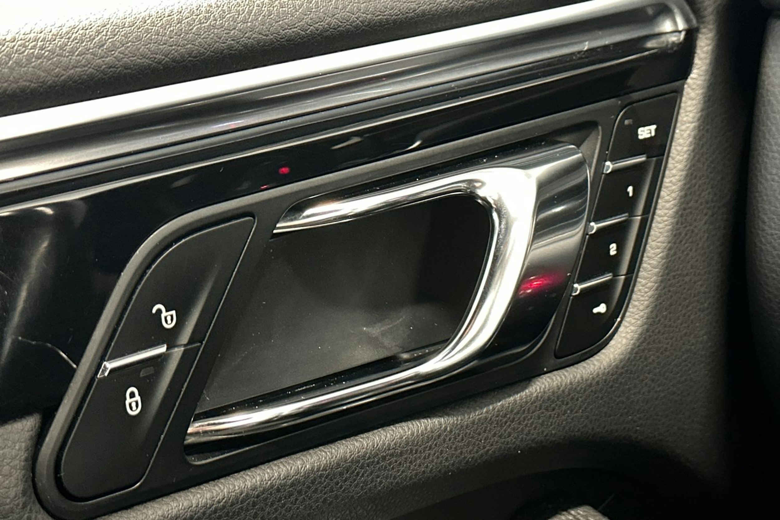 valkoinen Porsche Macan 2016 kuva 21.