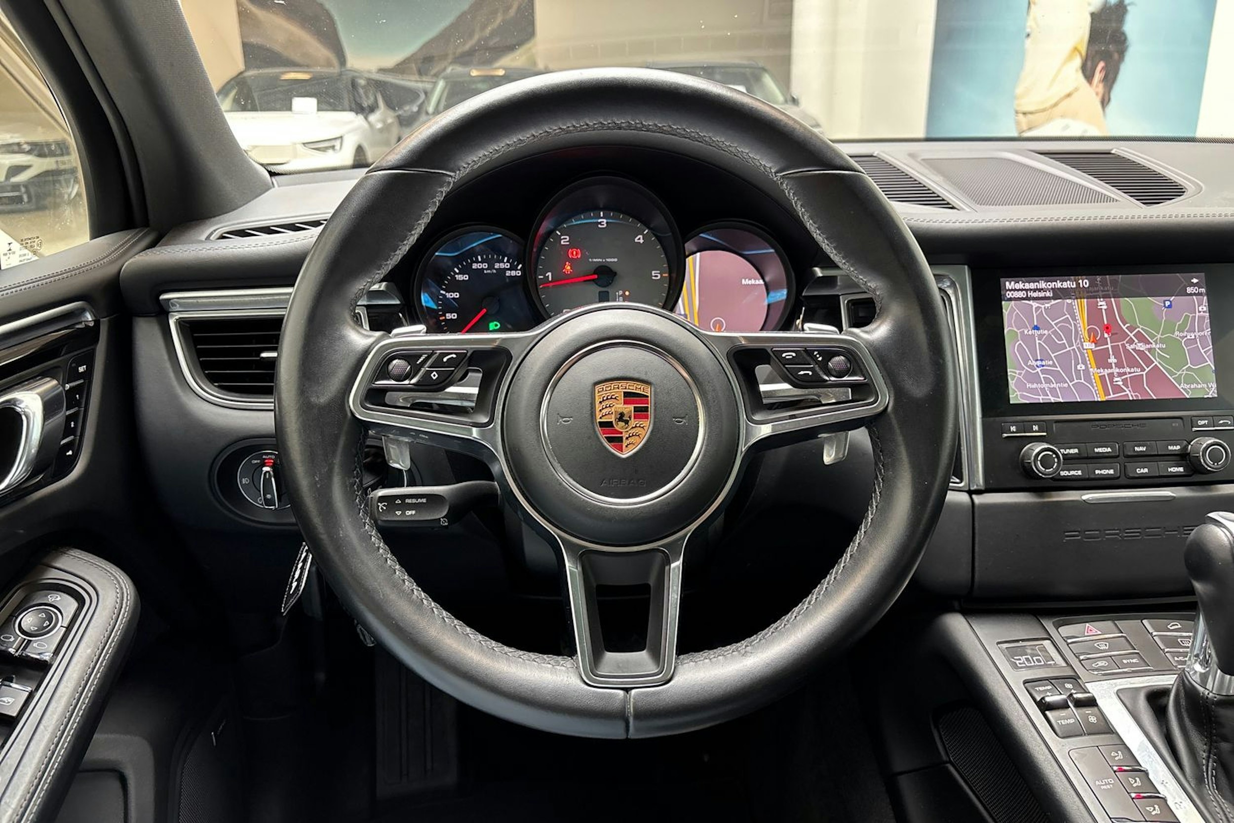 harmaa Porsche Macan 2017 kuva 25.