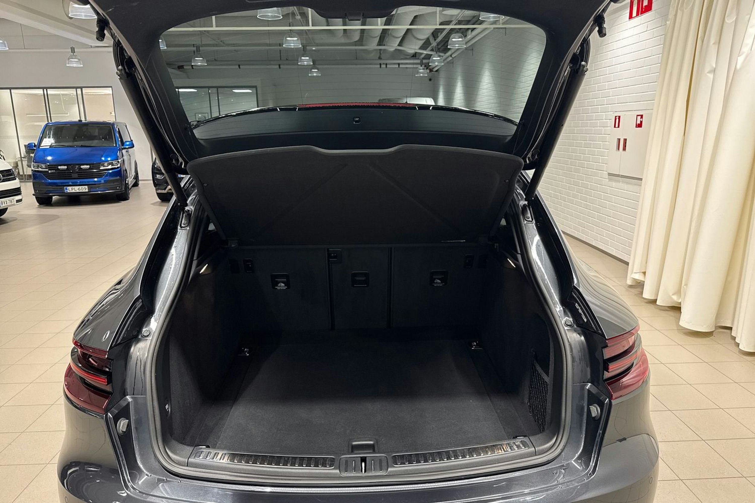 harmaa Porsche Macan 2017 kuva 12.