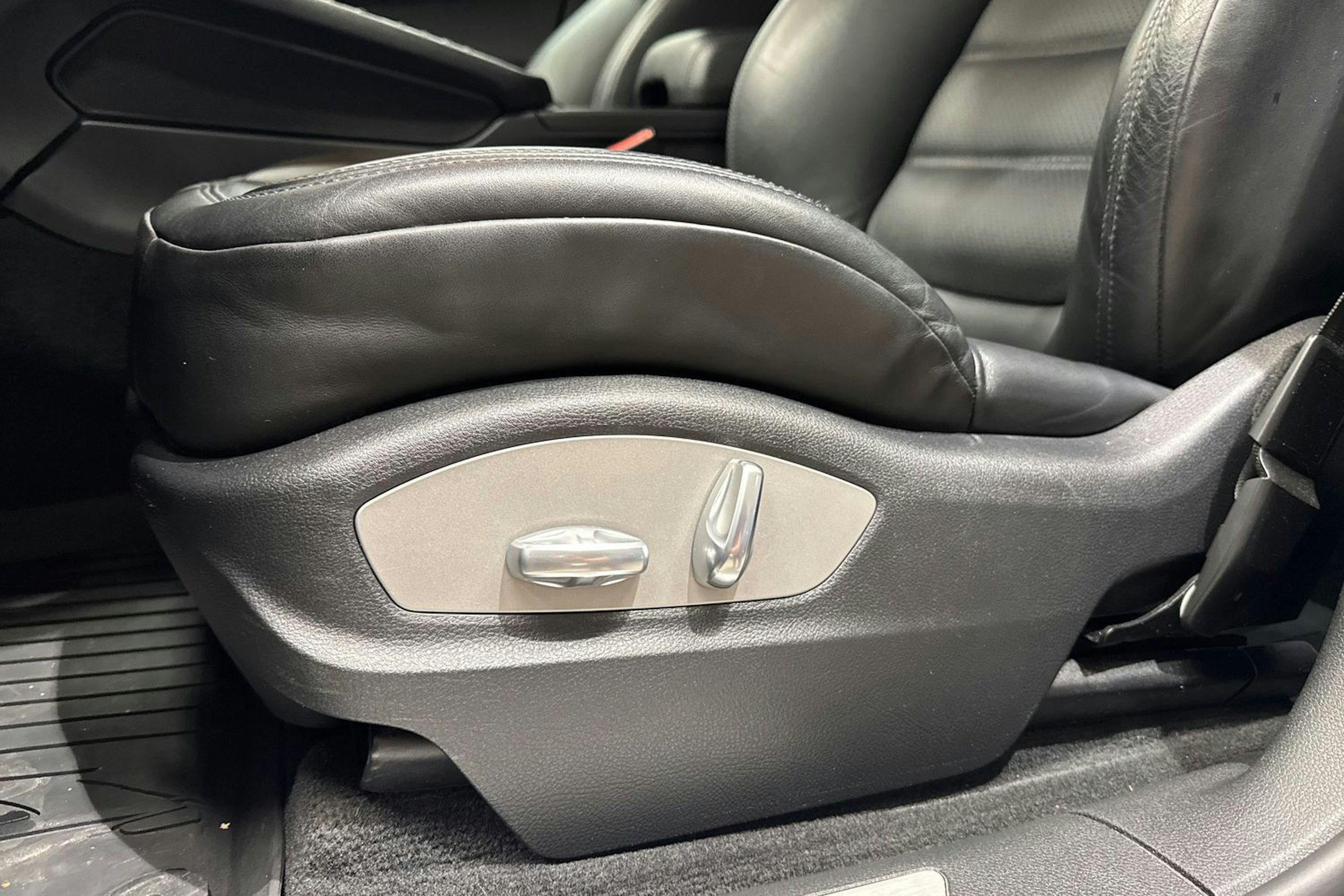 harmaa Porsche Macan 2017 kuva 13.