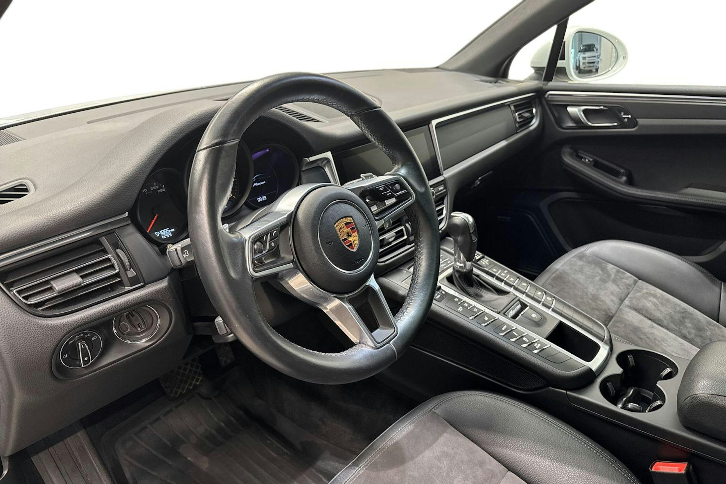 Valkoinen Porsche Macan 2019 kuva 6.