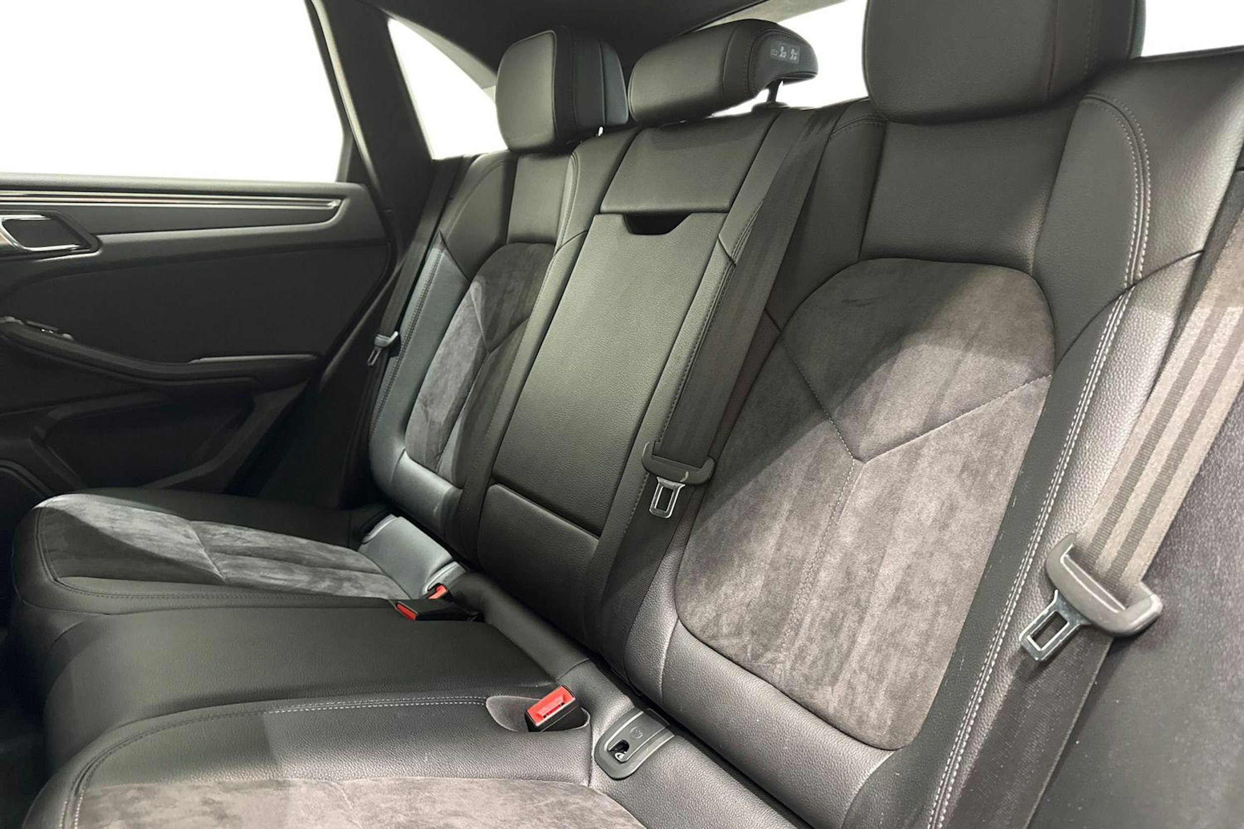 Valkoinen Porsche Macan 2019 kuva 8.