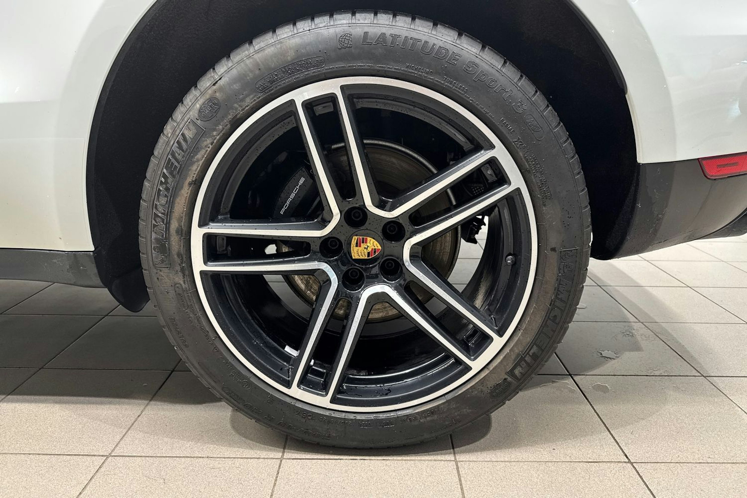 Valkoinen Porsche Macan 2019 kuva 10.