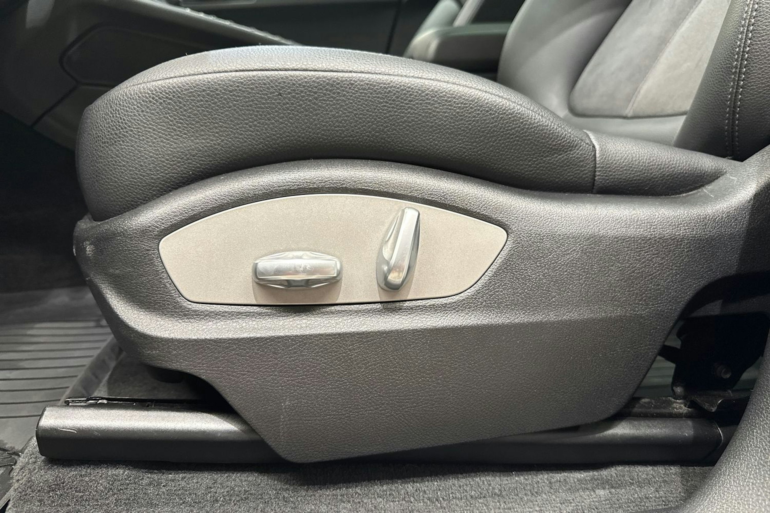 Valkoinen Porsche Macan 2019 kuva 11.