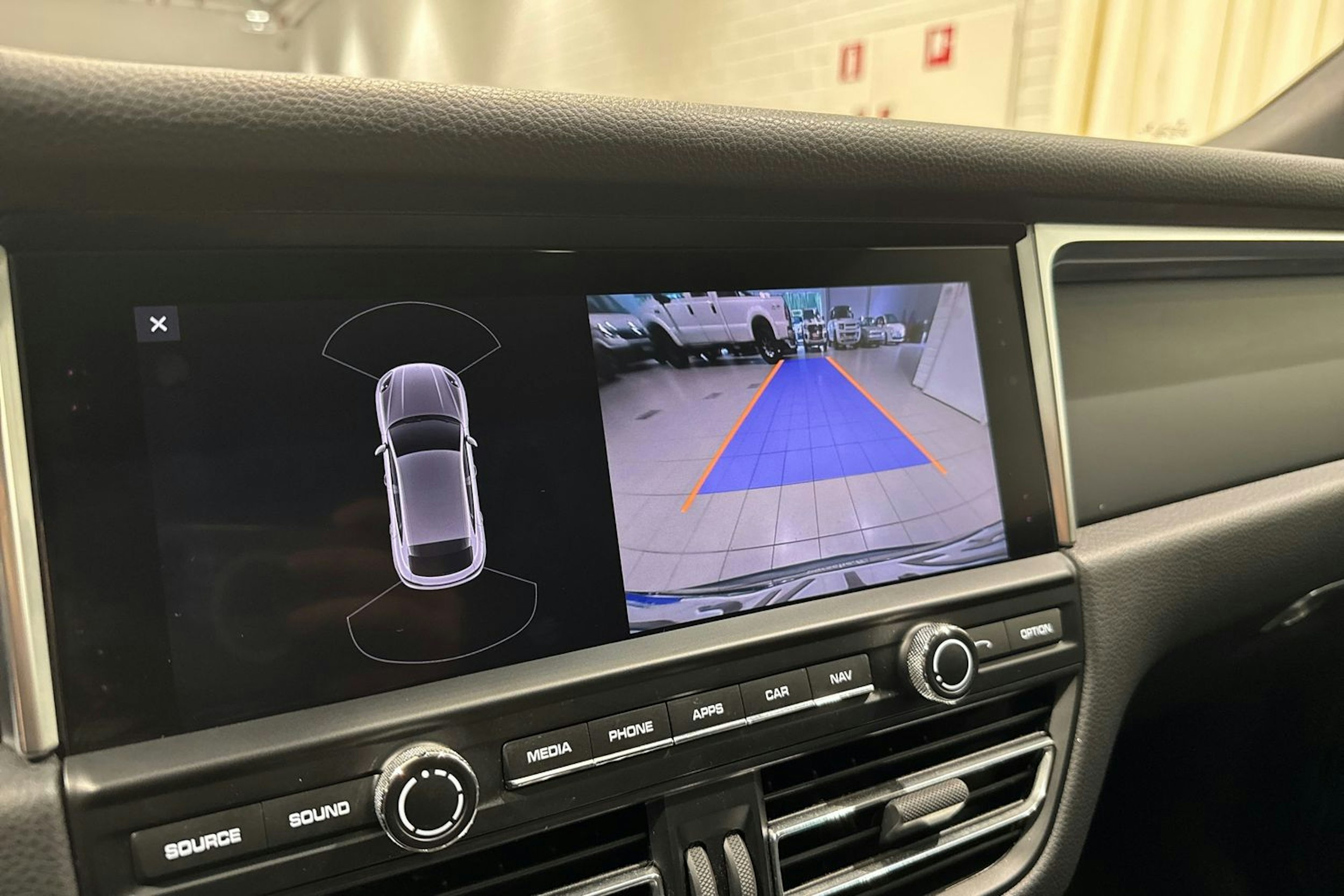 Valkoinen Porsche Macan 2019 kuva 16.