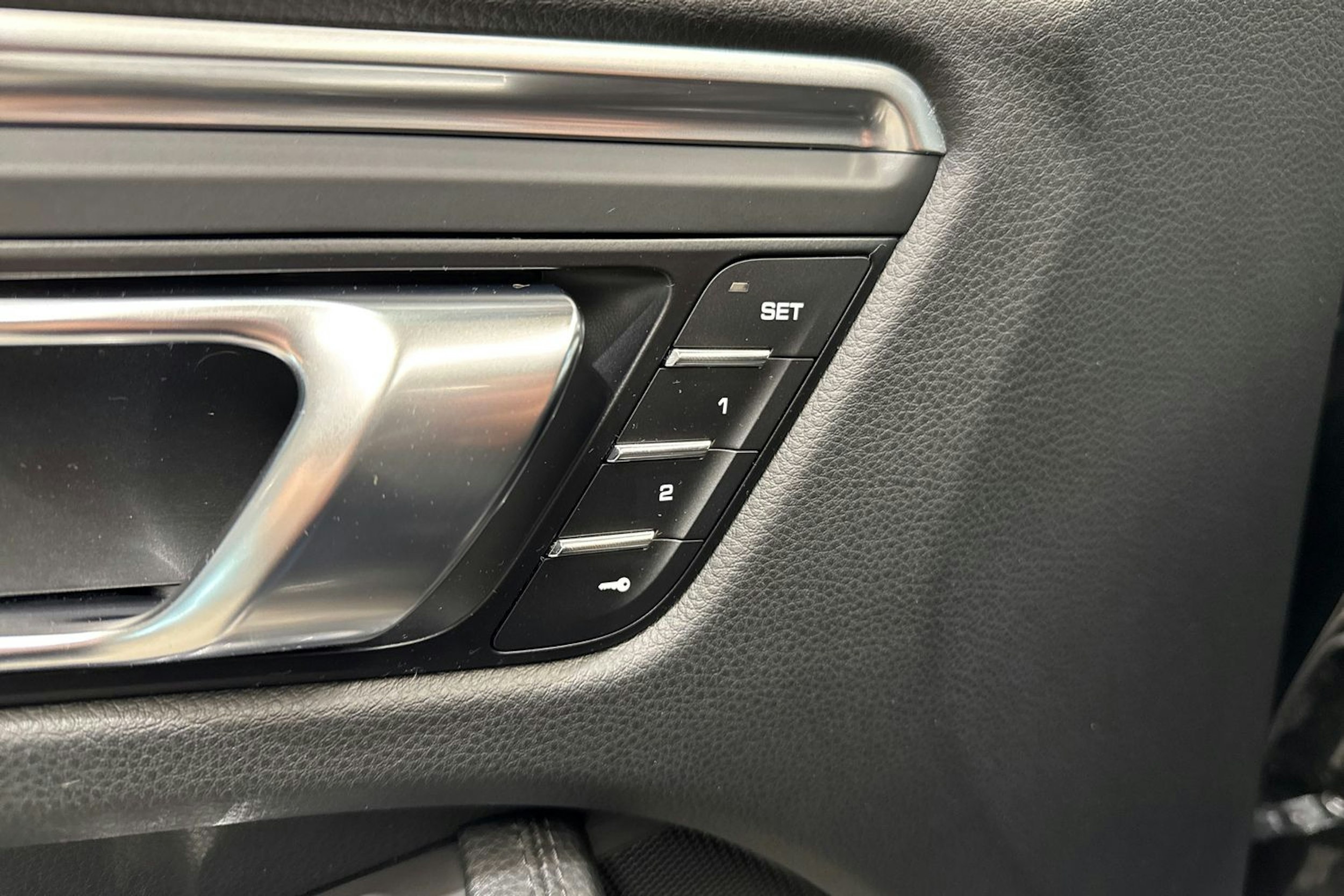 Musta Porsche Macan 2021 kuva 12.