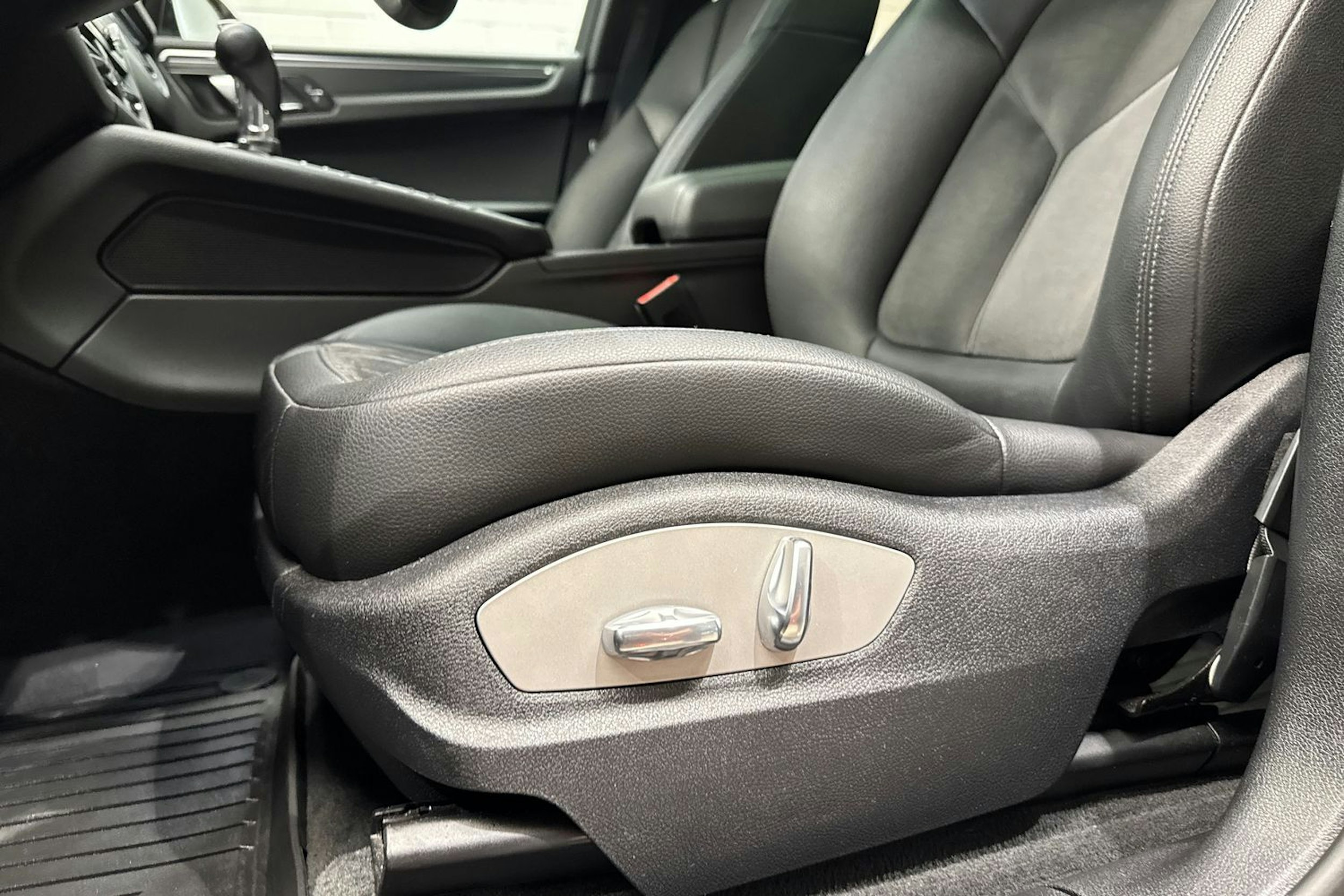 Musta Porsche Macan 2021 kuva 13.