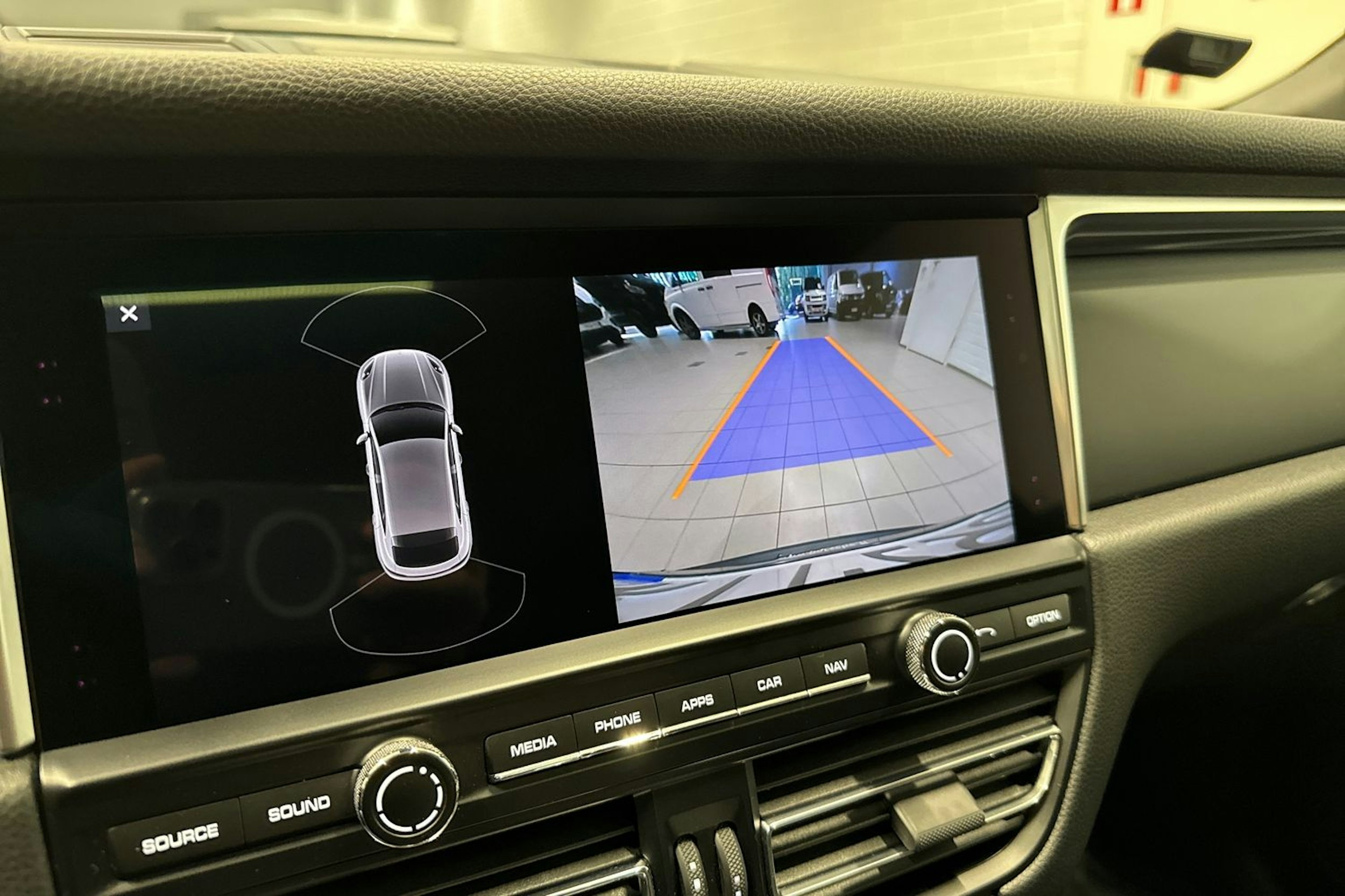 Musta Porsche Macan 2021 kuva 21.