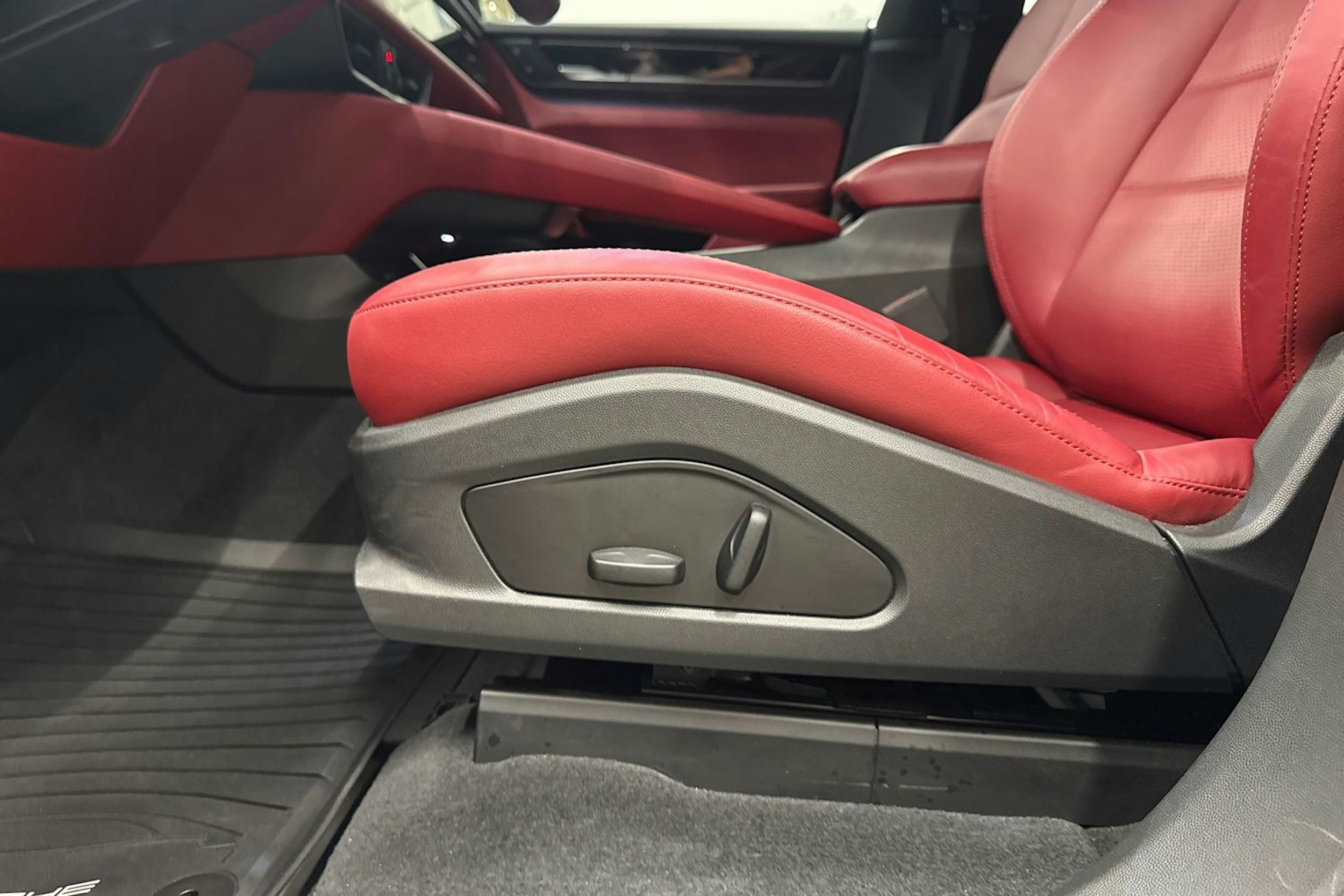 vihreä Porsche Macan 2024 kuva 12.