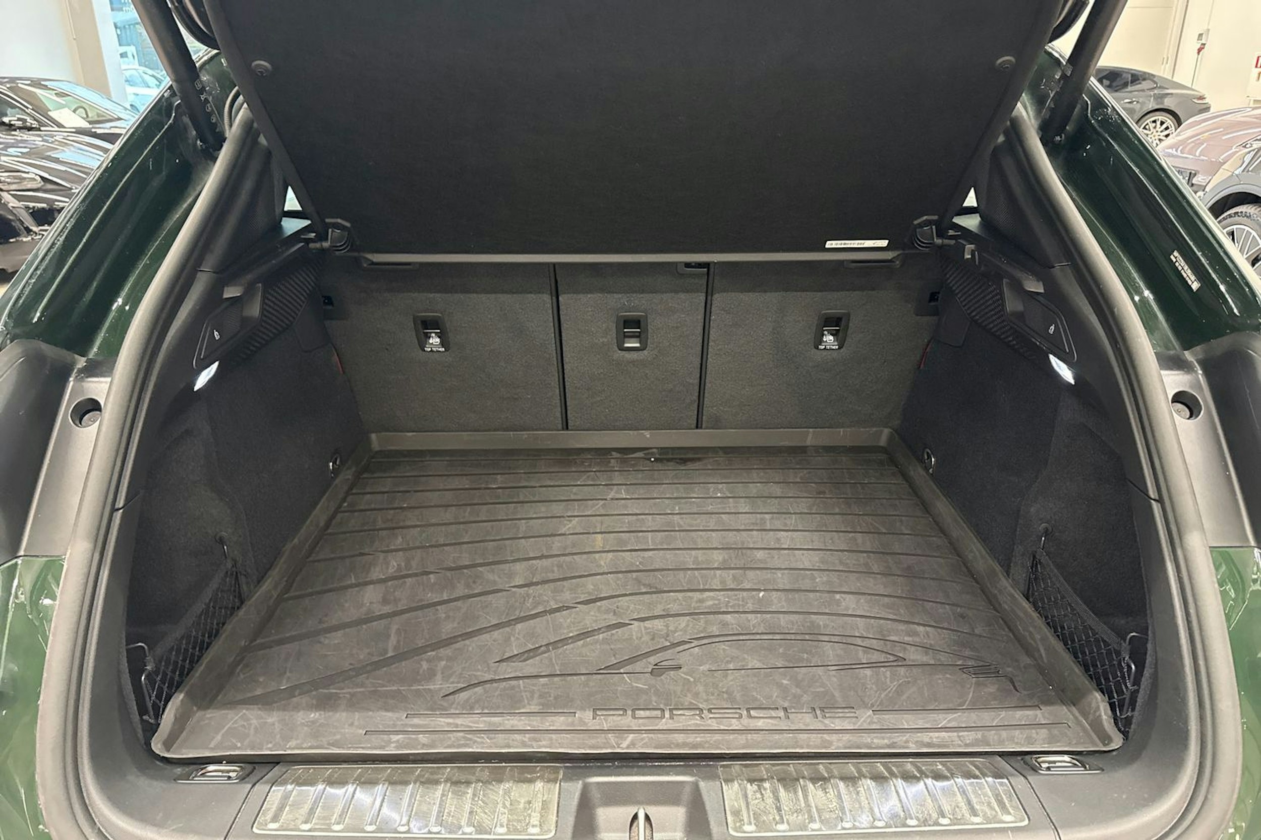 vihreä Porsche Macan 2024 kuva 13.