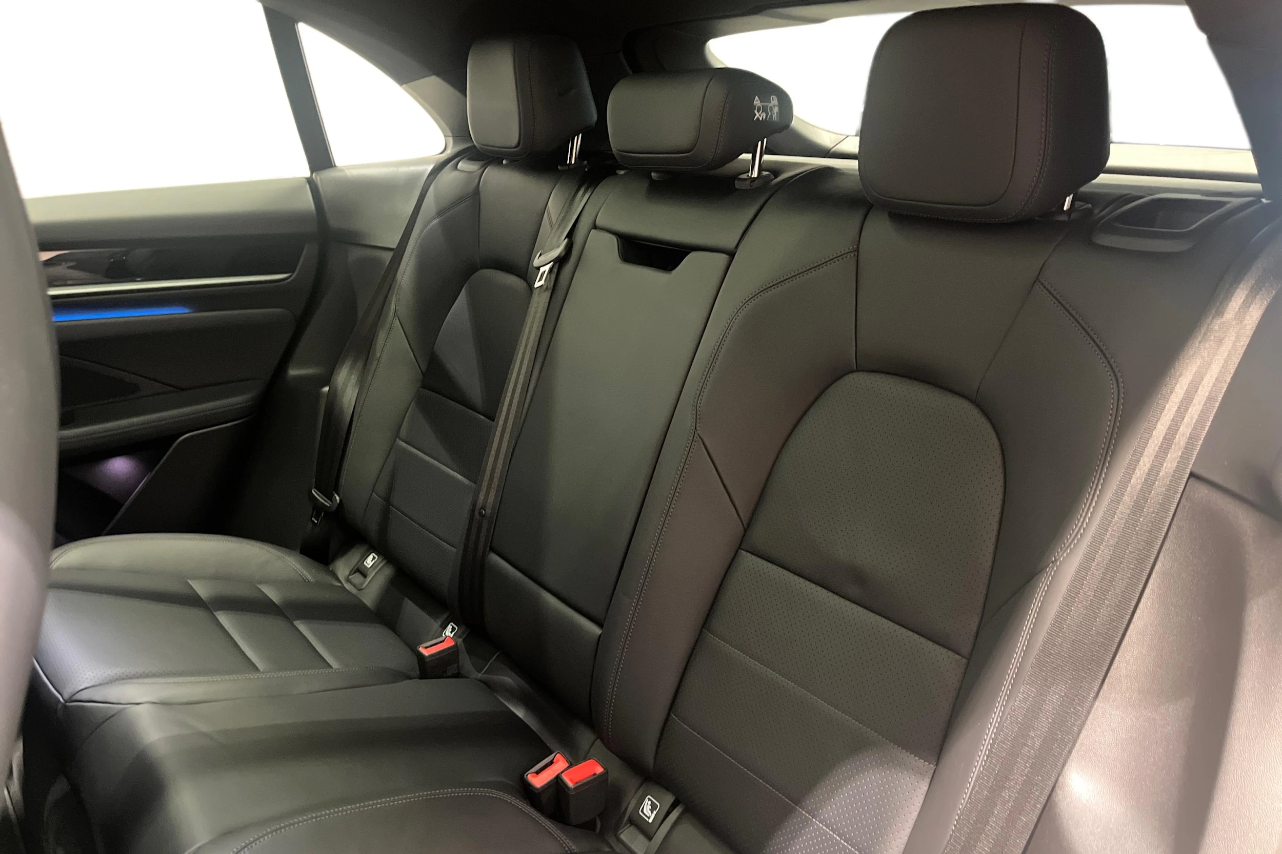 Musta Porsche Macan 2024 kuva 8.