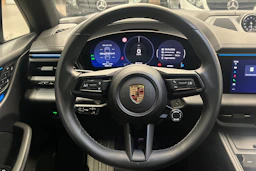 Musta Porsche Macan 2024 kuva 15.