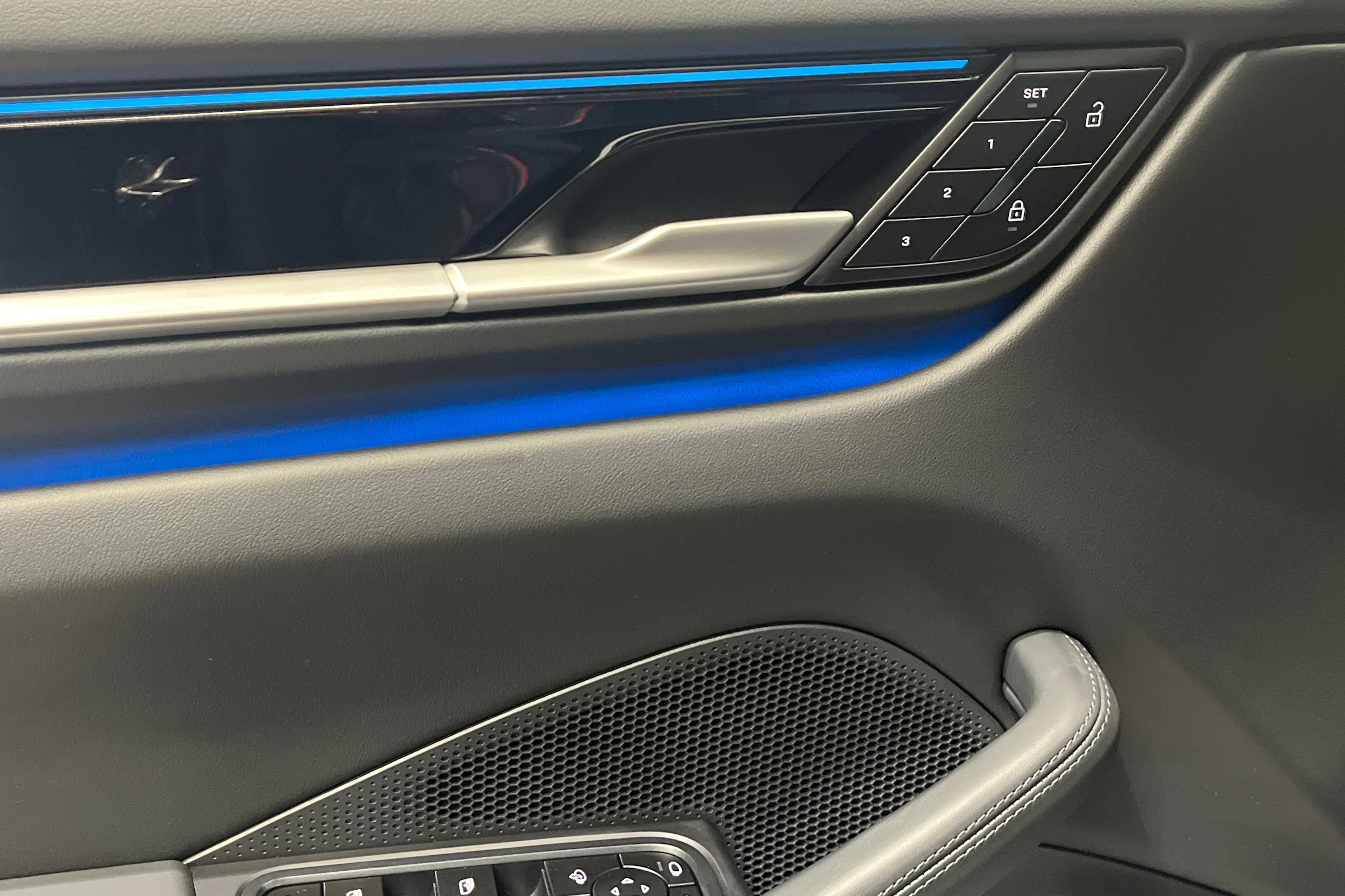 Musta Porsche Macan 2024 kuva 18.