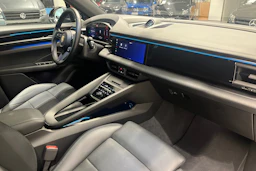 Musta Porsche Macan 2024 kuva 21.