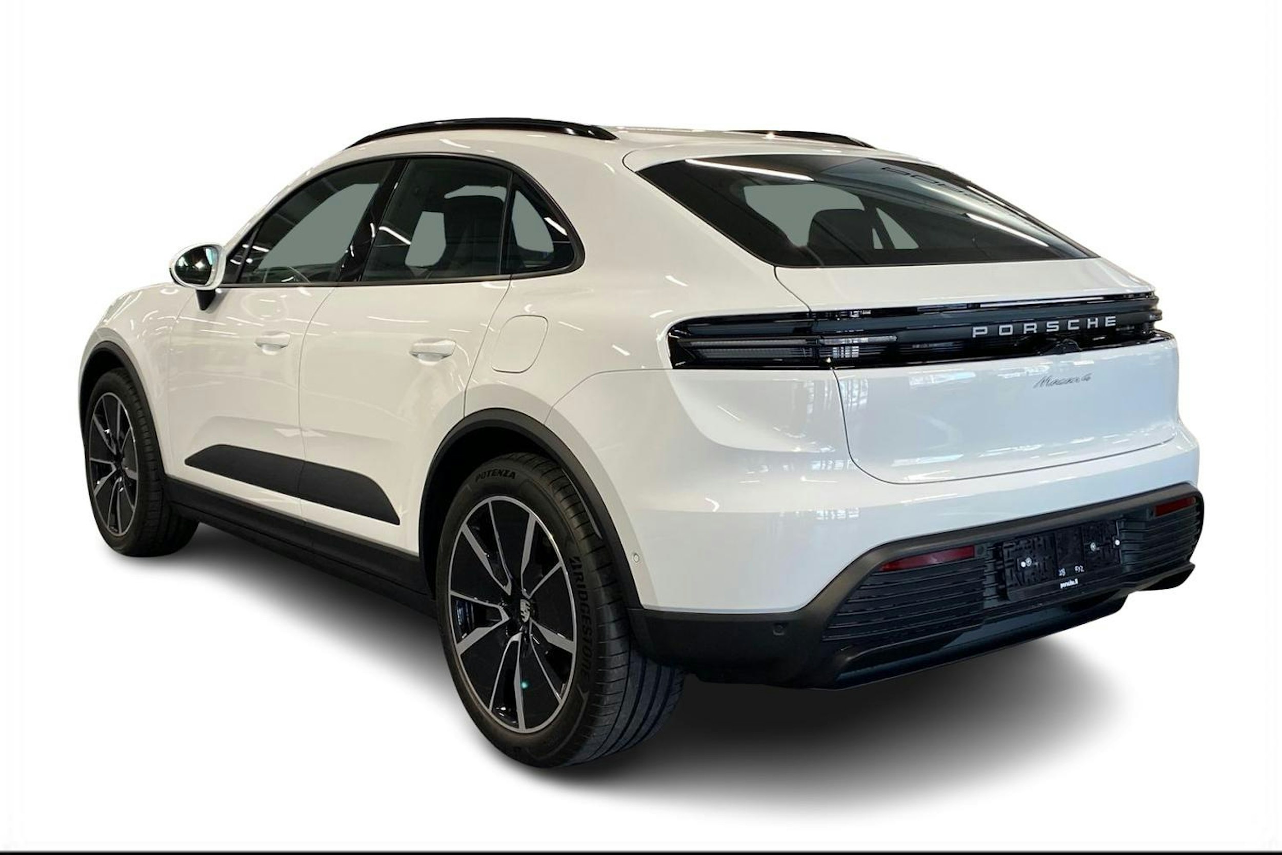valkoinen Porsche Macan 2024 kuva 2.