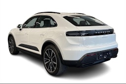 valkoinen Porsche Macan 2024 kuva 2.