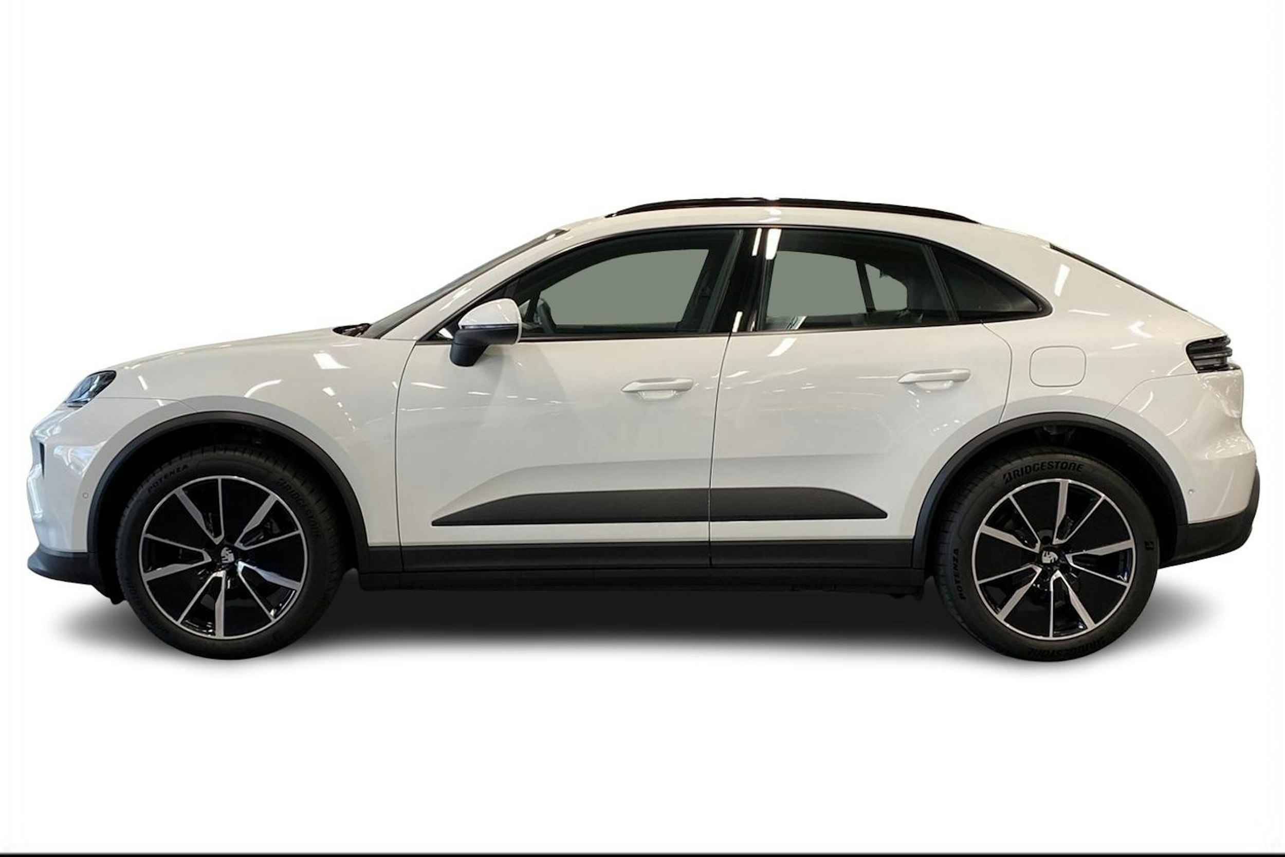 valkoinen Porsche Macan 2024 kuva 5.