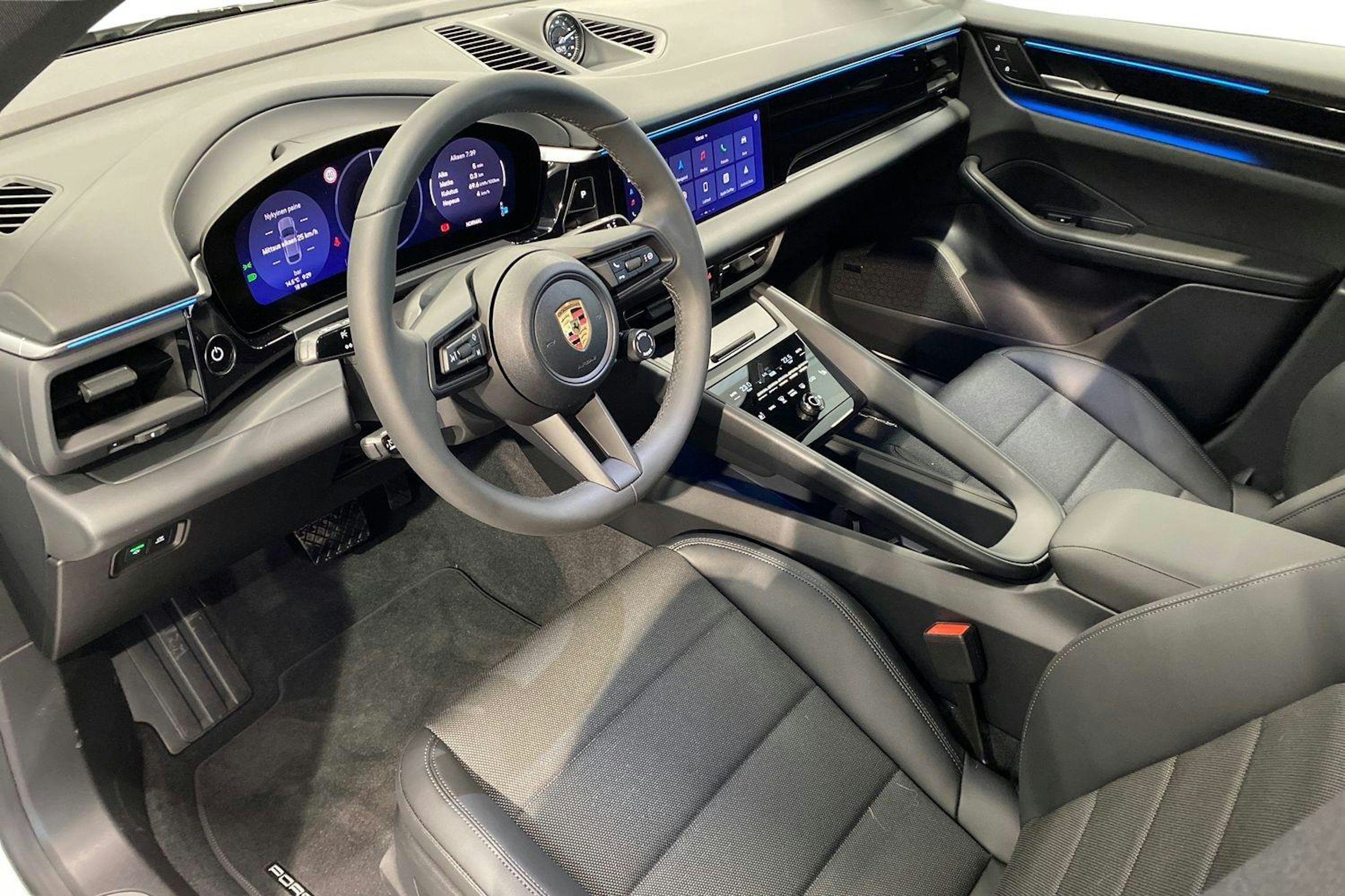 valkoinen Porsche Macan 2024 kuva 6.