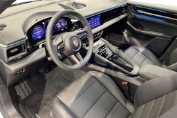 valkoinen Porsche Macan 2024 kuva 6.