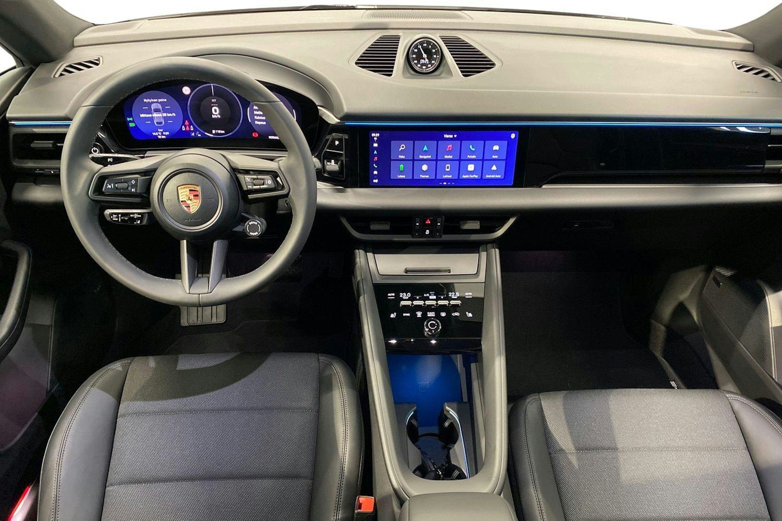 valkoinen Porsche Macan 2024 kuva 7.