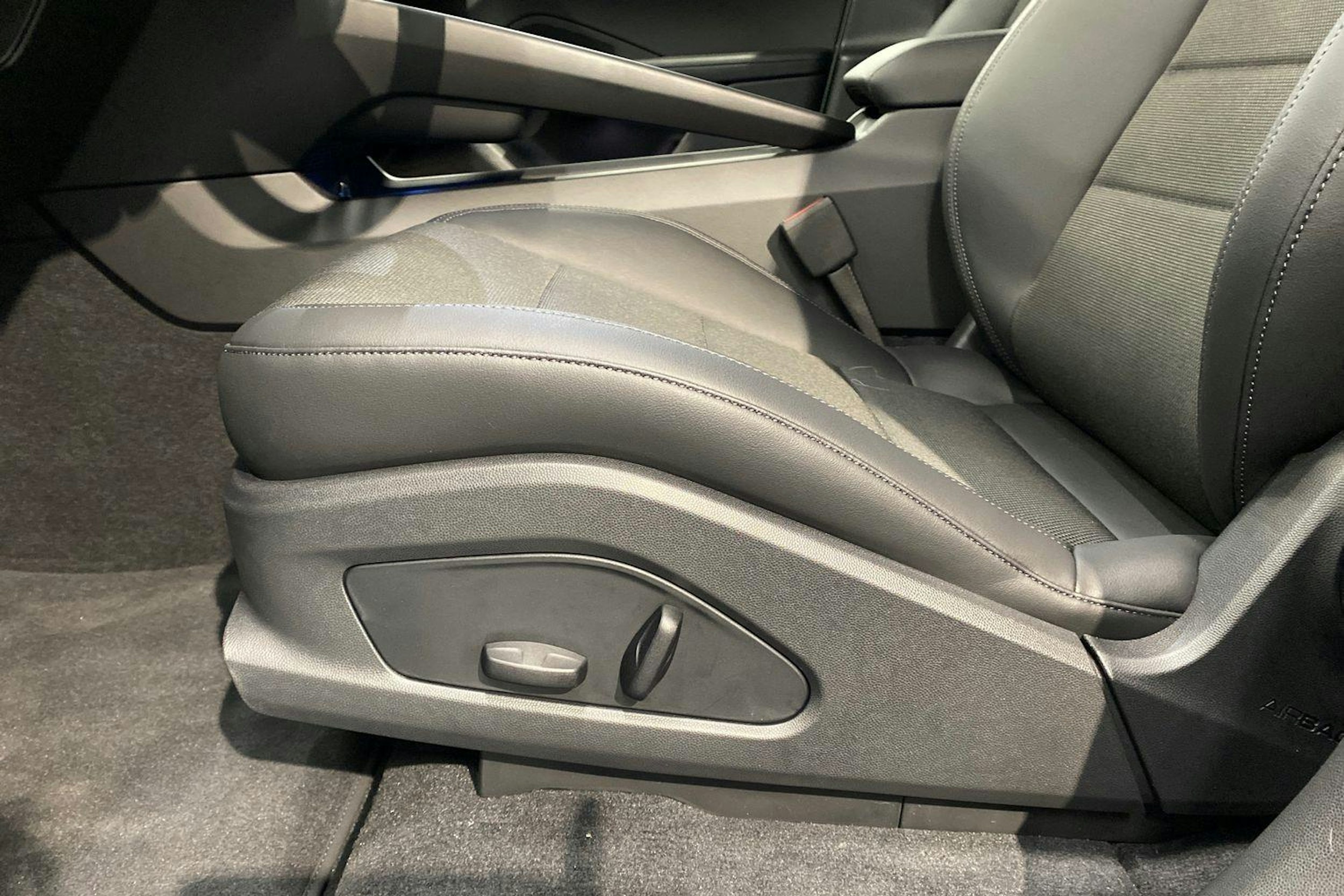 valkoinen Porsche Macan 2024 kuva 10.